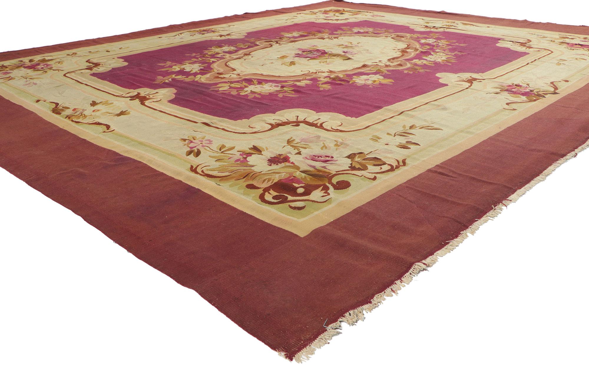 73151 Tapis Aubusson français ancien avec style Louis XV Savonnerie Rococo. Florissant en technique et en tendance depuis le milieu du XVIIe siècle pendant près de deux cents ans, jusqu'au début du XXe siècle, ce tapis d'Aubusson des années 1880 est