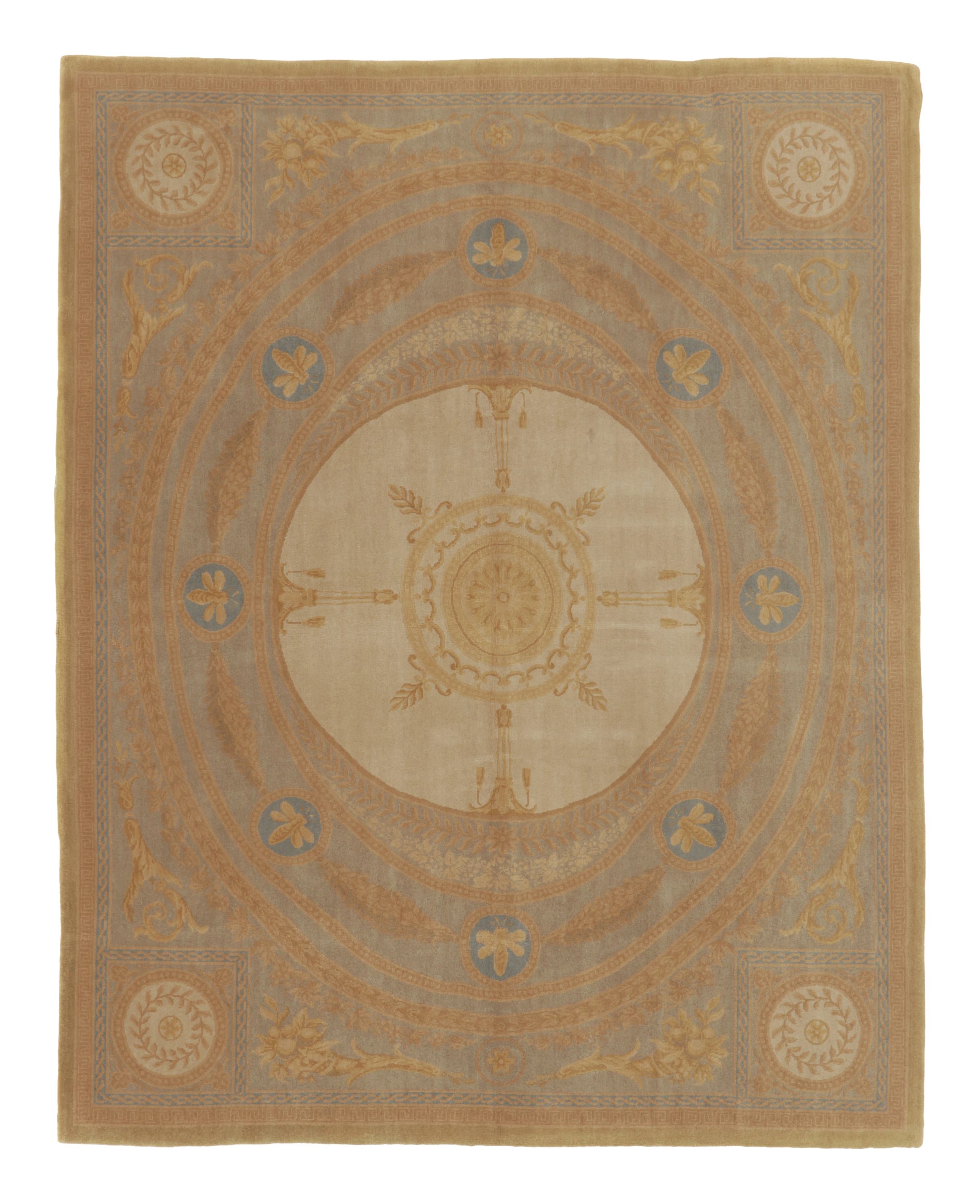 Antique French Alfombra Aubusson con Medallón Floral Dorado - Rug & Kilim en venta