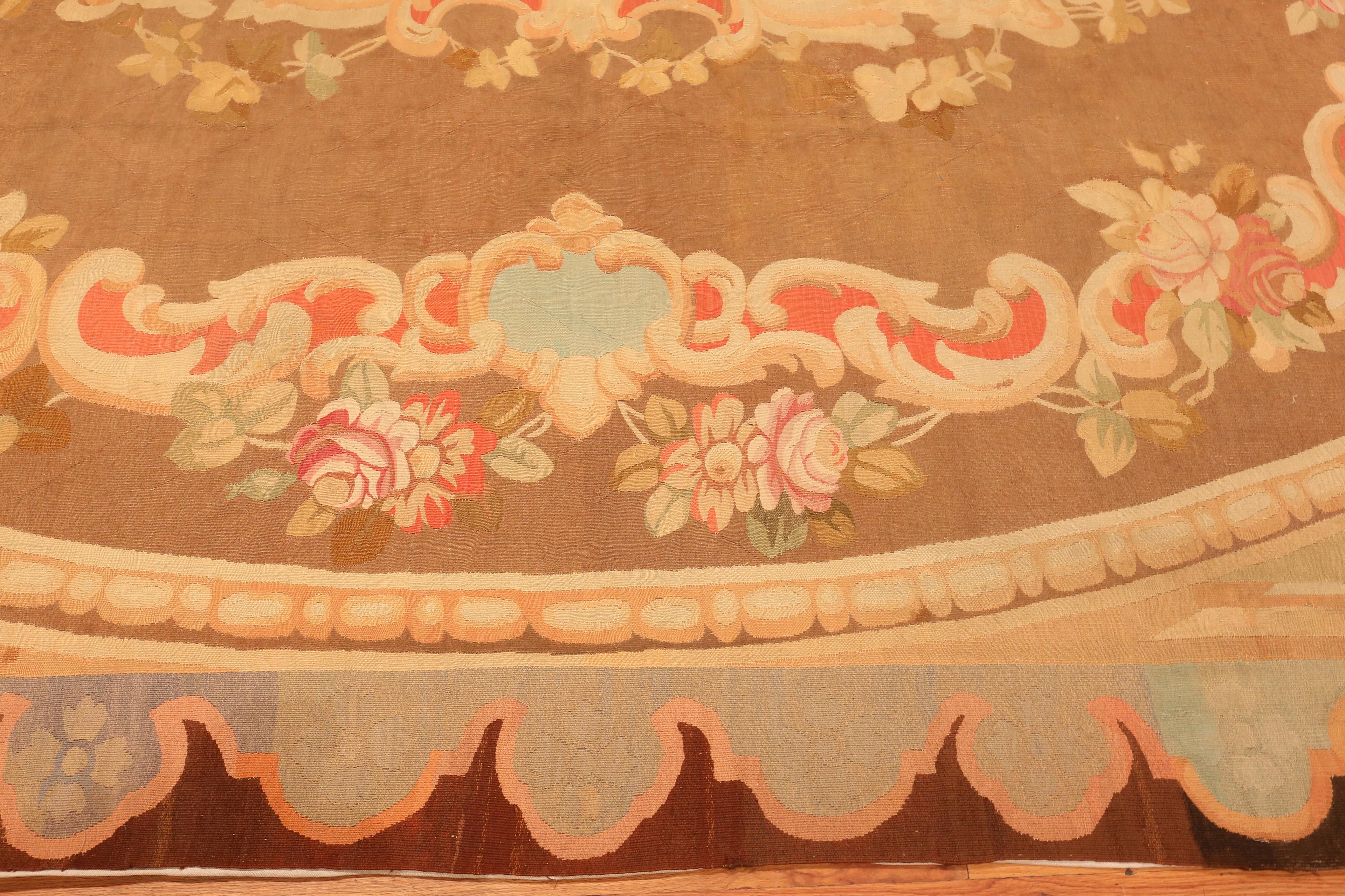 Antiker französischer Aubusson-Teppich. 14 ft 8 in x 15 ft 2 in (Französisch) im Angebot