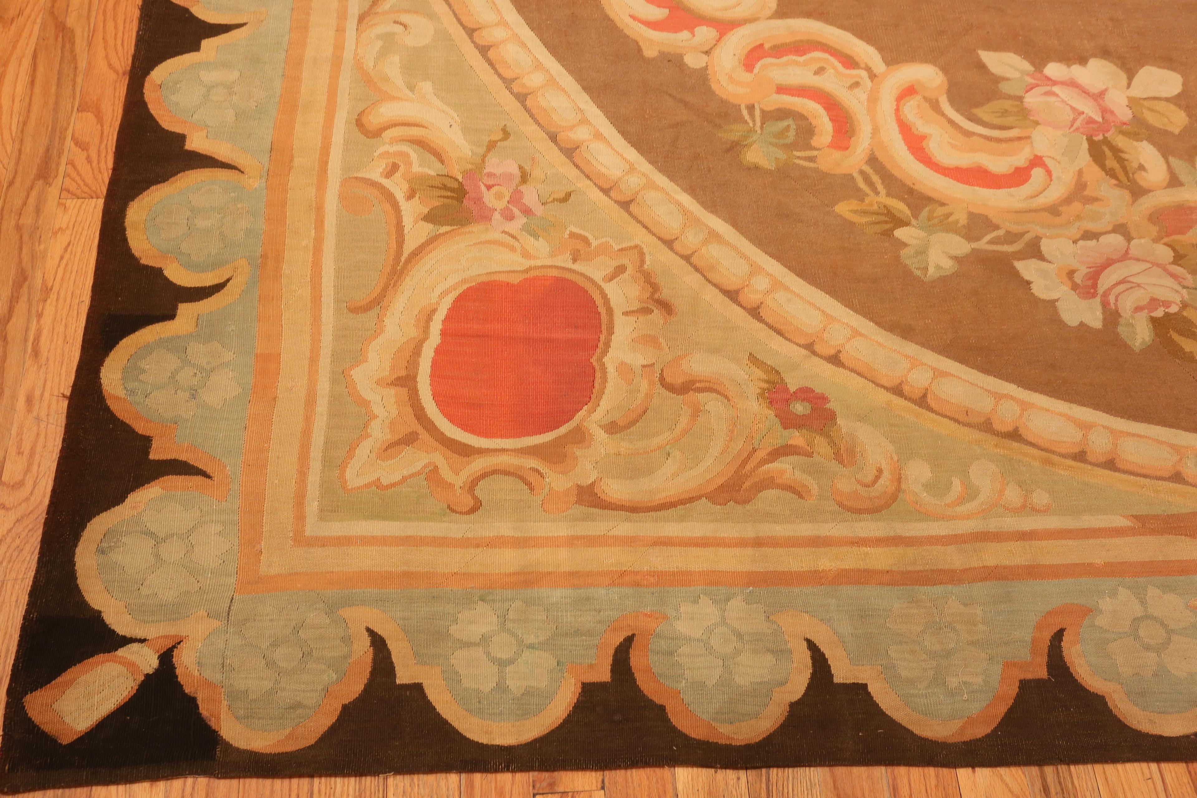 Antiker französischer Aubusson-Teppich. 14 ft 8 in x 15 ft 2 in (Handgewebt) im Angebot