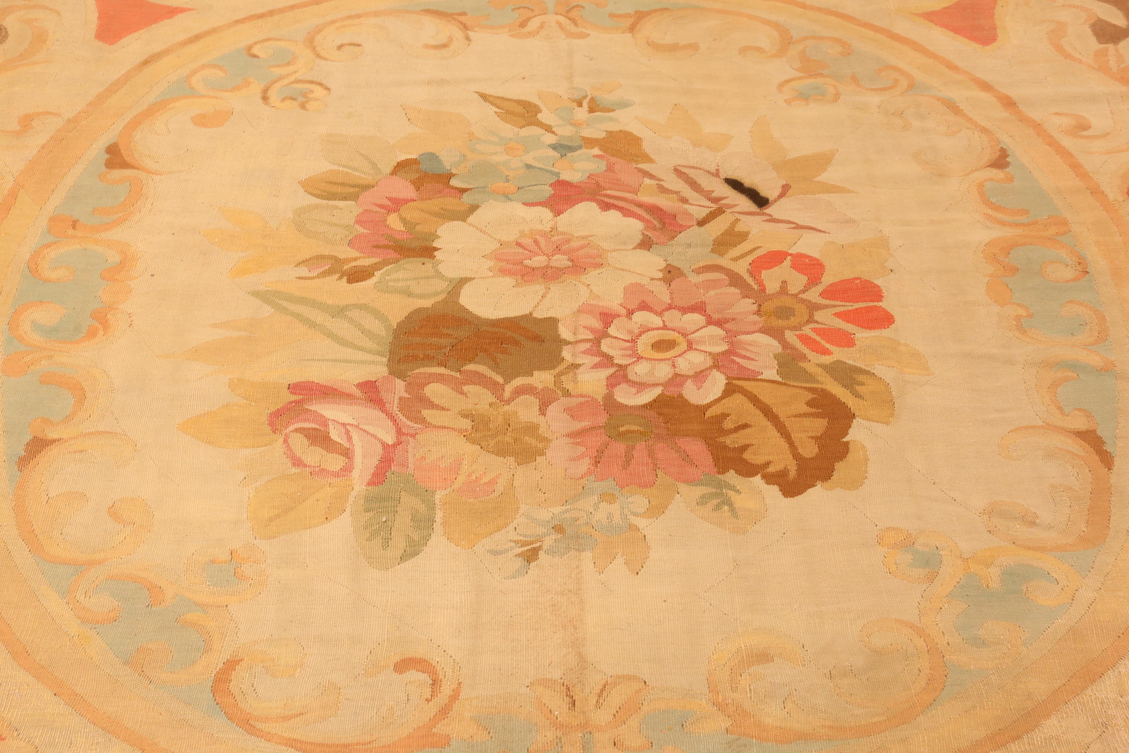 Antique French Aubusson Rug. 14 ft 8 in x 15 ft 2 in In Good Condition For Sale In New York, NY