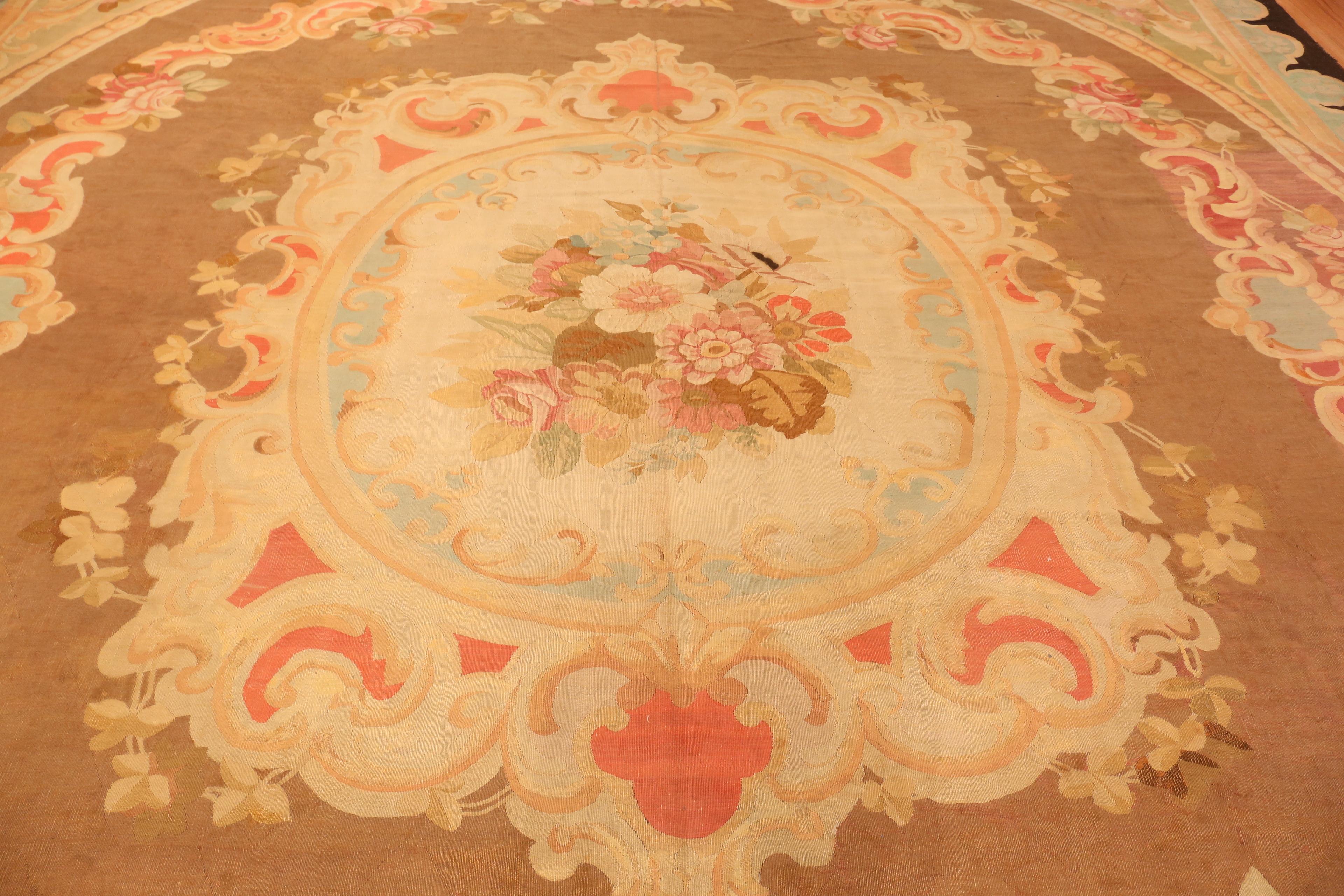 Antiker französischer Aubusson-Teppich. 14 ft 8 in x 15 ft 2 in im Angebot 1