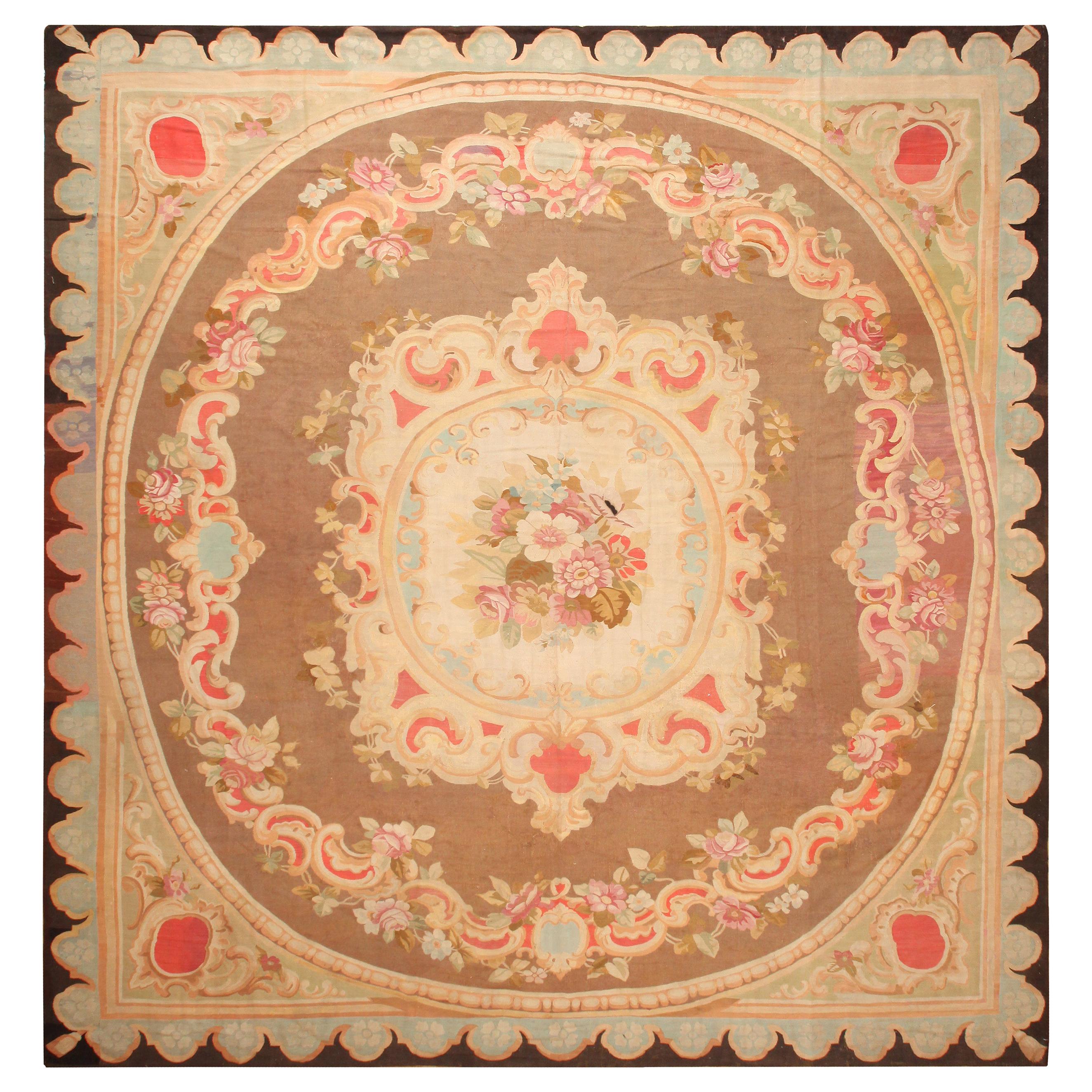 Tapis d'Aubusson français ancien. 14 pieds 8 po. x 15 pieds 2 po.