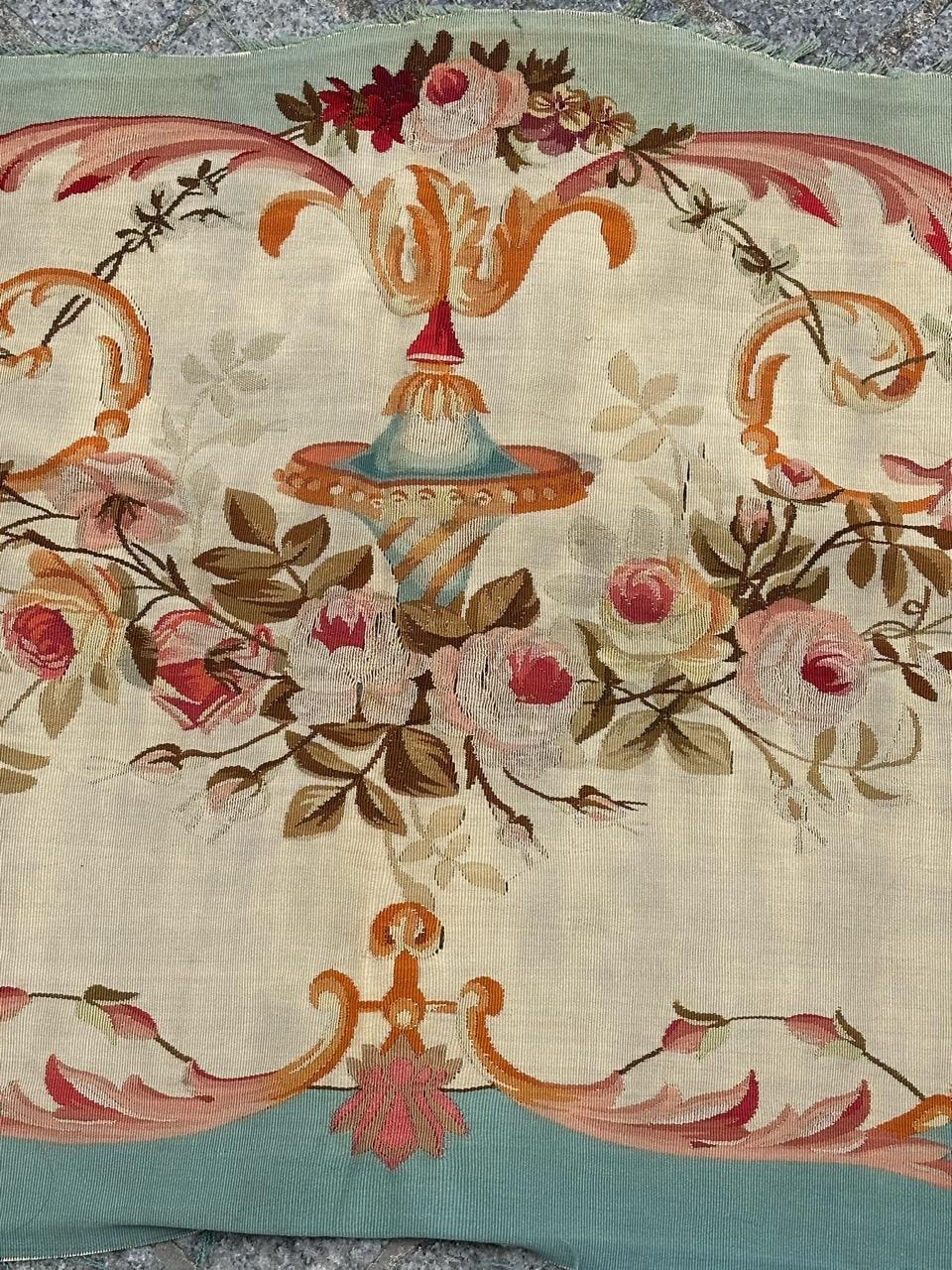 Sehr schöner Aubusson-Wandteppich aus dem späten 19. Jahrhundert, der ursprünglich für die Sitzfläche eines antiken Sofas gedacht war, mit schönem Blumenmuster und schönen natürlichen Farben, vollständig und fein von Hand gewebt mit Seide und Wolle