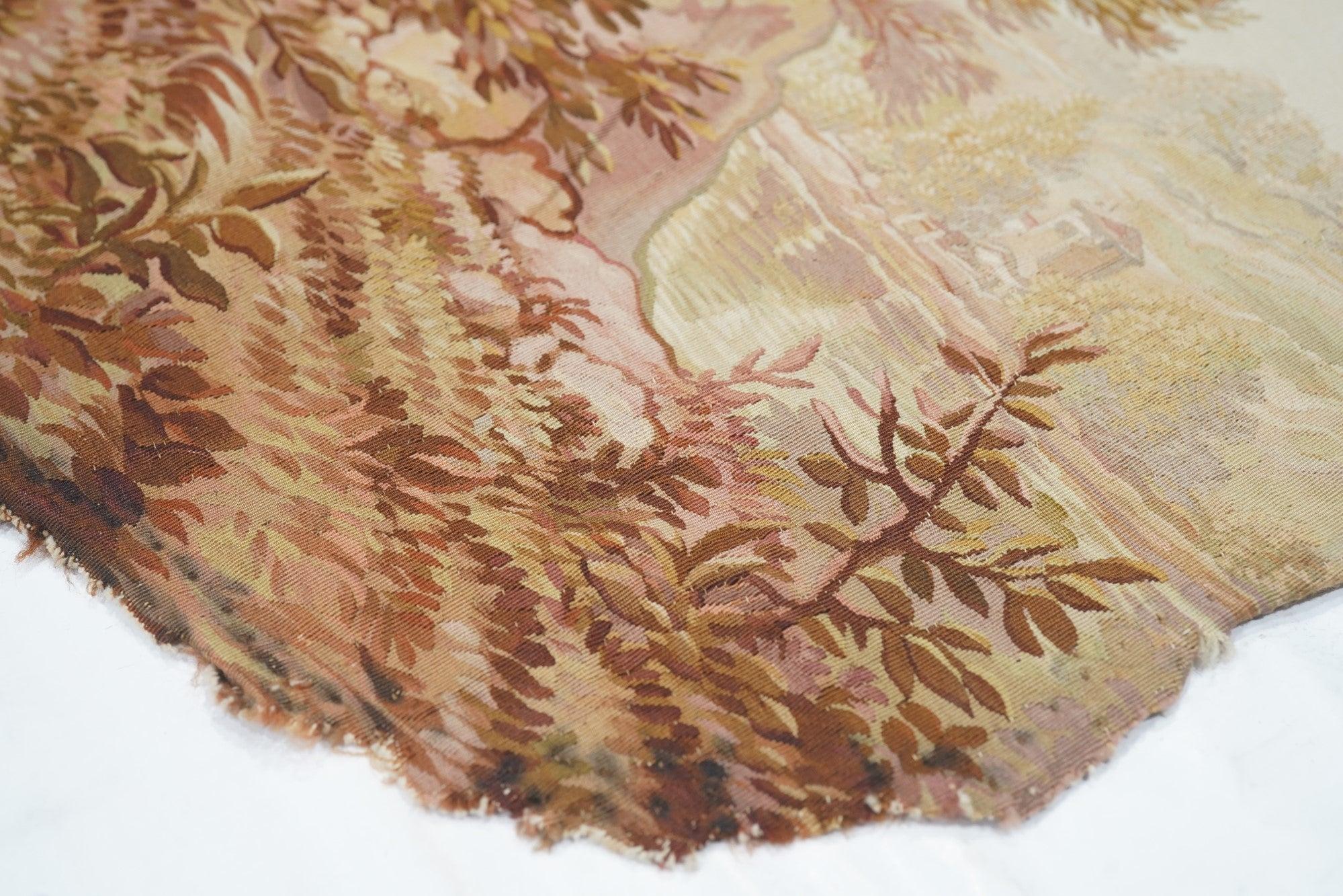 La manufacture de tapisserie d'Aubusson des XVIIe et XVIIIe siècles a réussi à concurrencer la manufacture royale de tapisserie de Gobelin et la position privilégiée de la tapisserie de Beauvais. La fabrication de tapisseries à Aubusson, dans la
