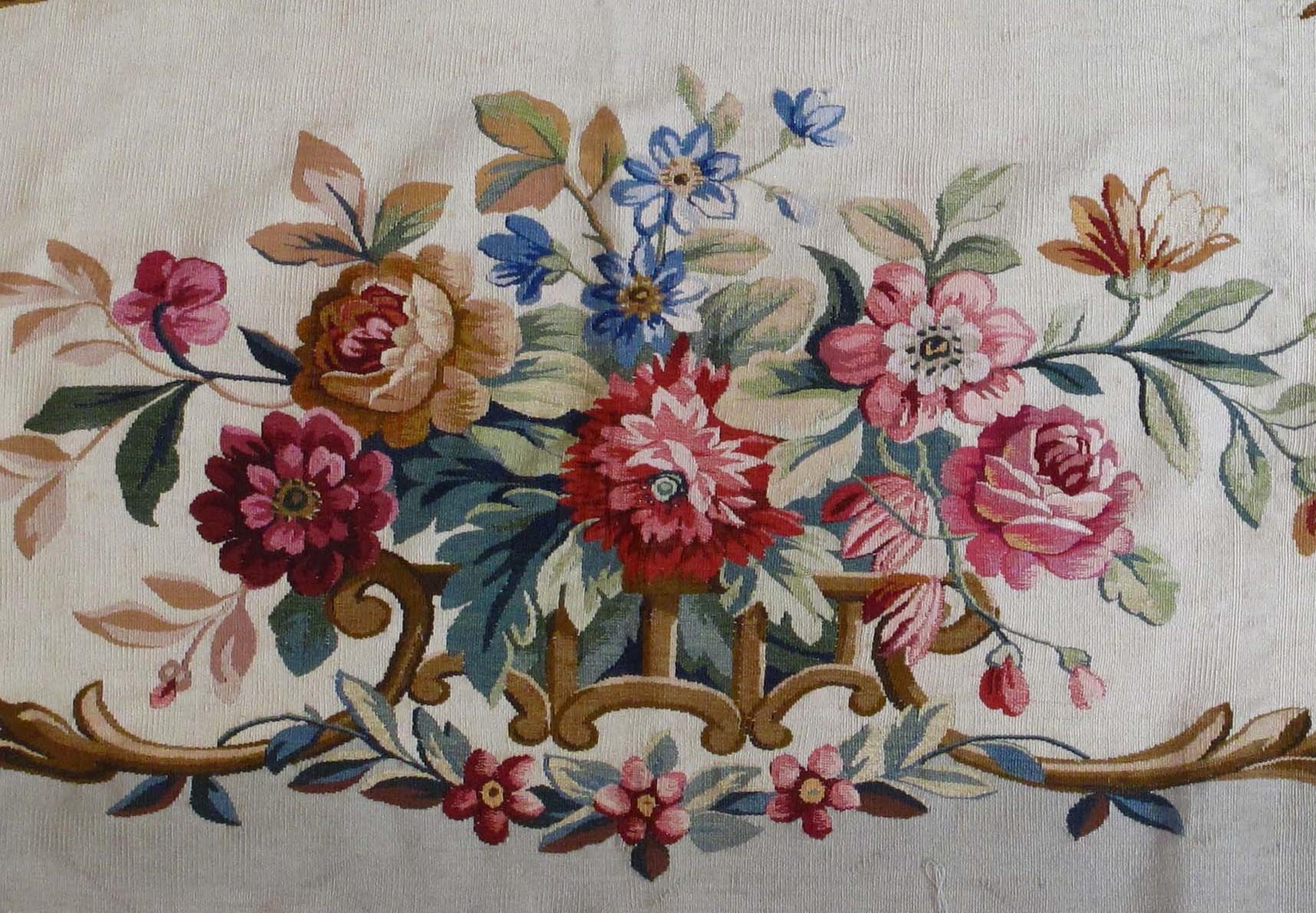 Antique French Aubusson Tapestry Rug 2'6'' x 5'0'' In Excellent Condition For Sale In New York, NY