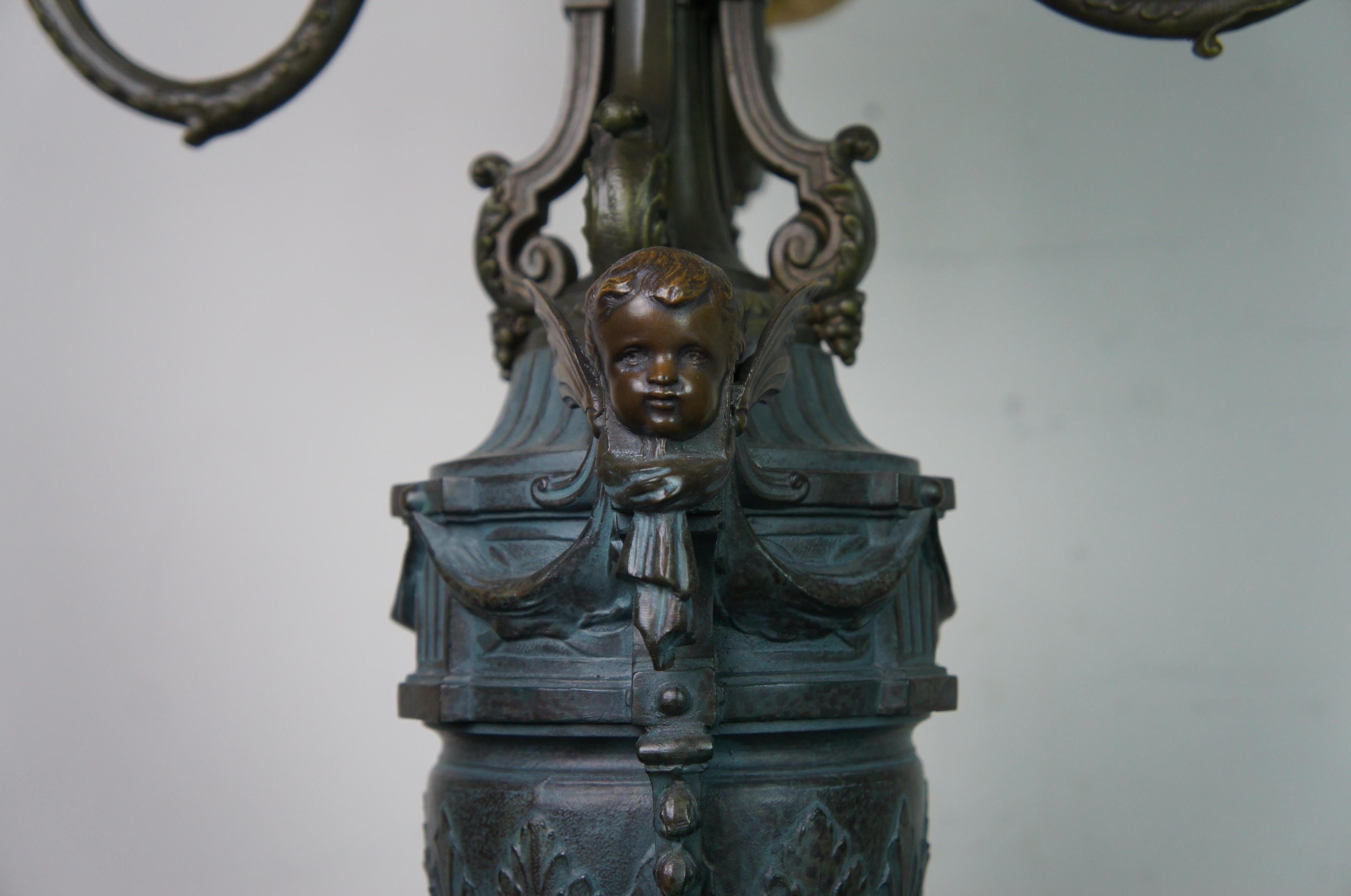 Ancien chandelier de cheminée français Auguste Moreau en bronze doré Bon état - En vente à Dayton, OH