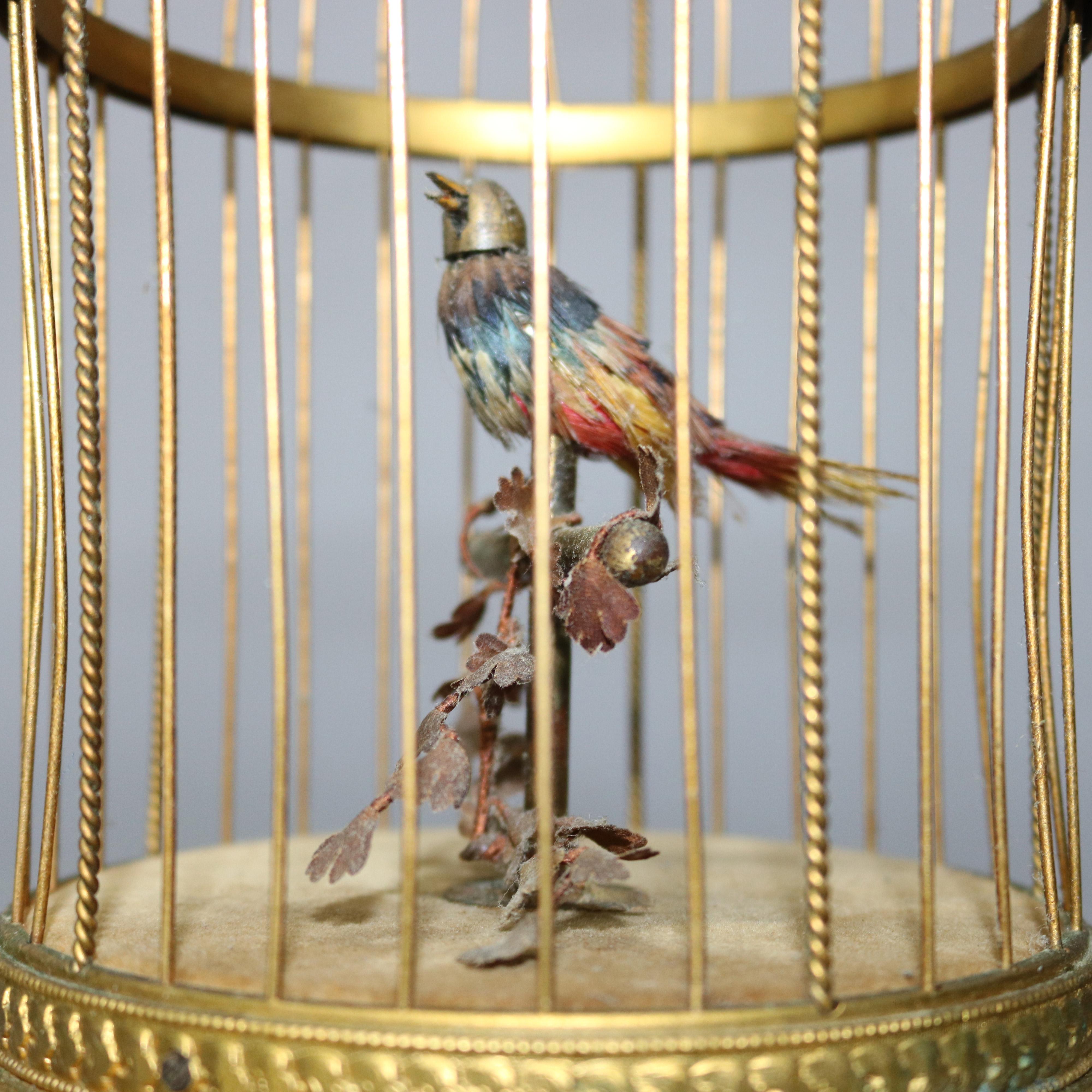 Une boîte à musique française ancienne à automate offre un oiseau chantant assis sur une branche feuillue dans une cage en laiton:: vers 1880

***Notice de livraison - En raison du COVID-19:: nous employons des PRACTIQUES DE NON-CONTACT dans le