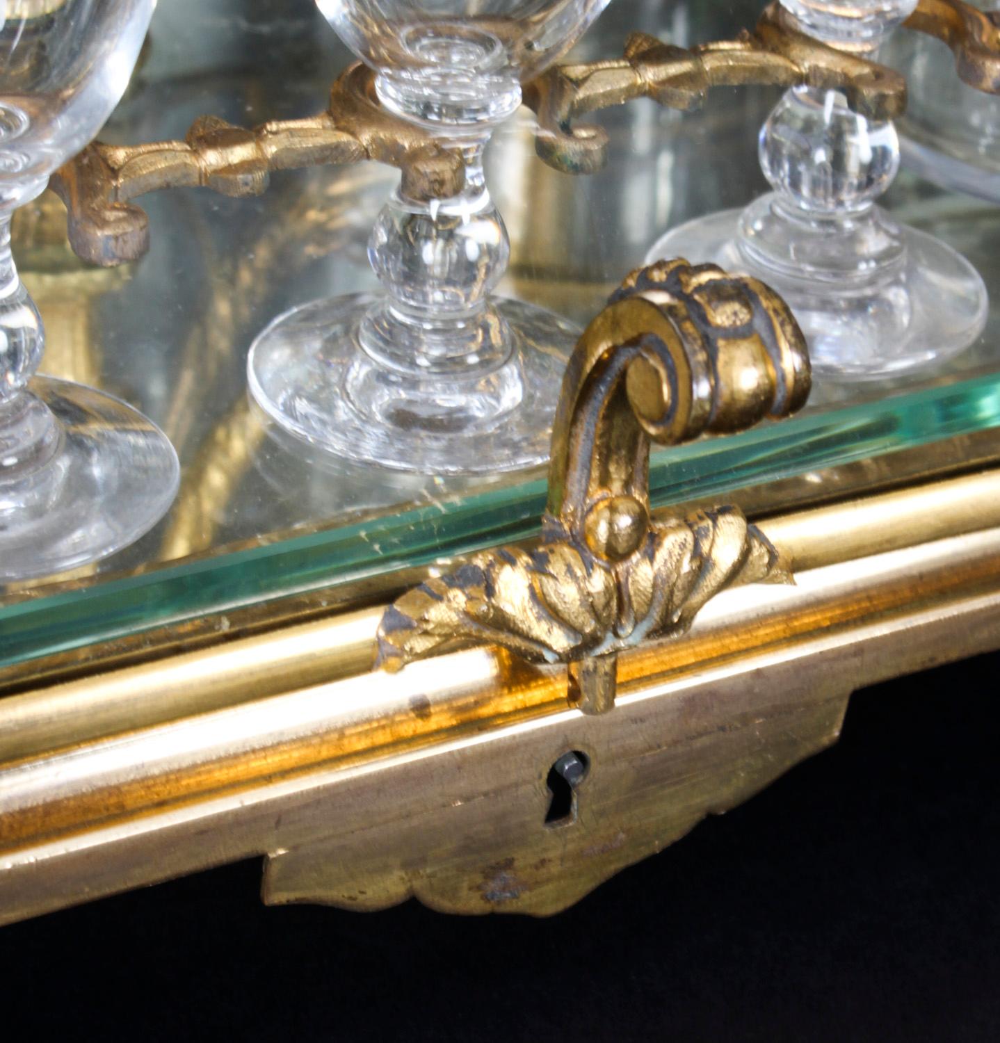 Antique Bacarrat français en bronze doré avec verre Tantale Cave a Liqueur 19ème siècle en vente 2