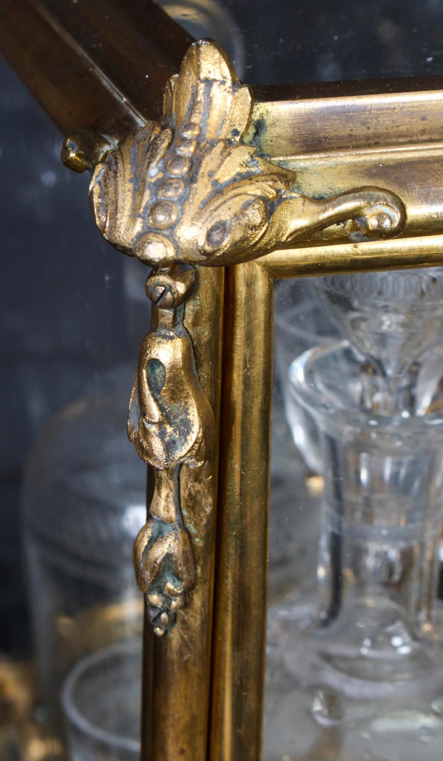 Antike französische Bacarrat-Goldbronze mit Glas Tantalus Cave a Liqueur aus dem 19. Jahrhundert im Angebot 8