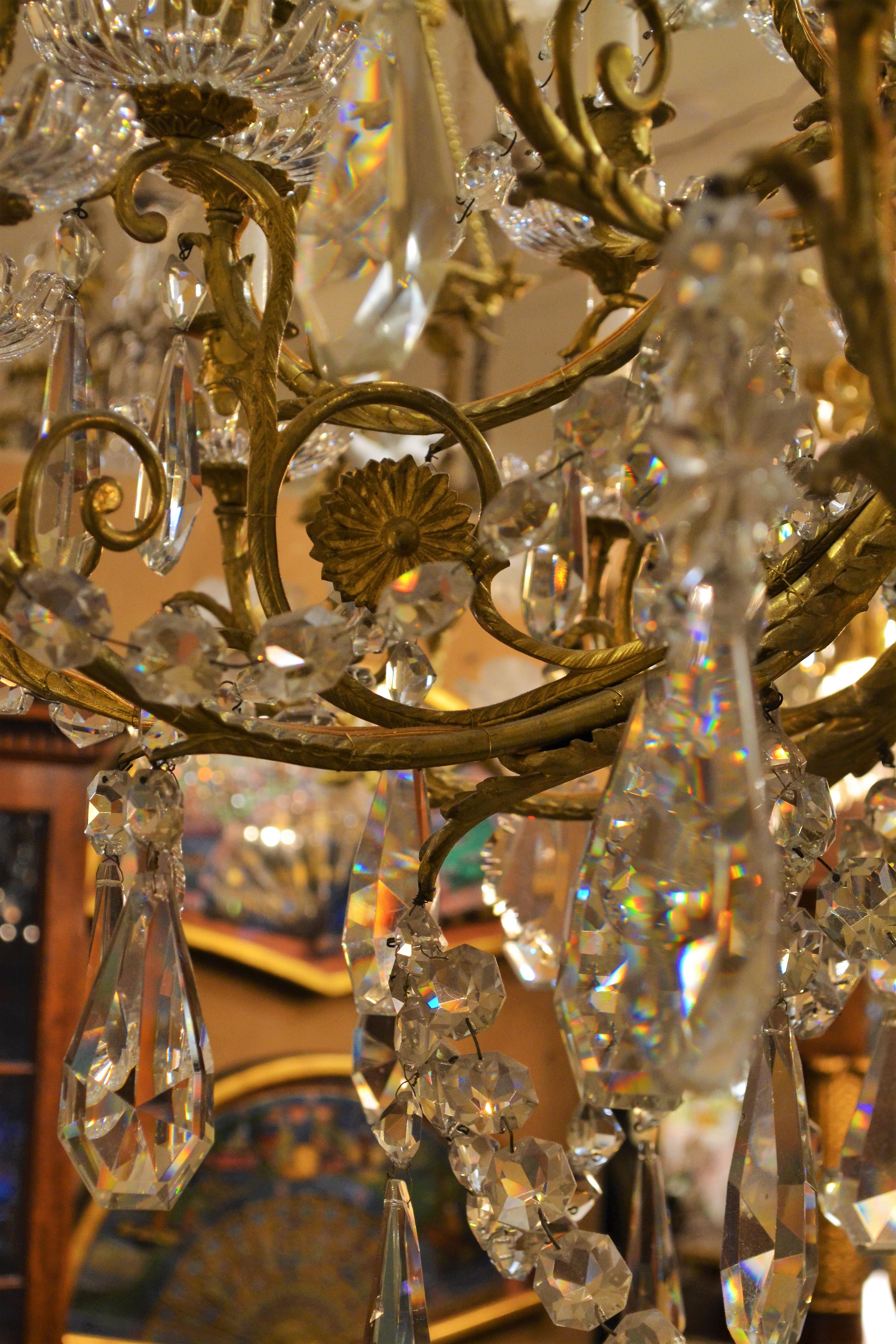 Antiker französischer Baccarat-Kristall und Bronze Dore 30-Licht-Kronleuchter (19. Jahrhundert) im Angebot