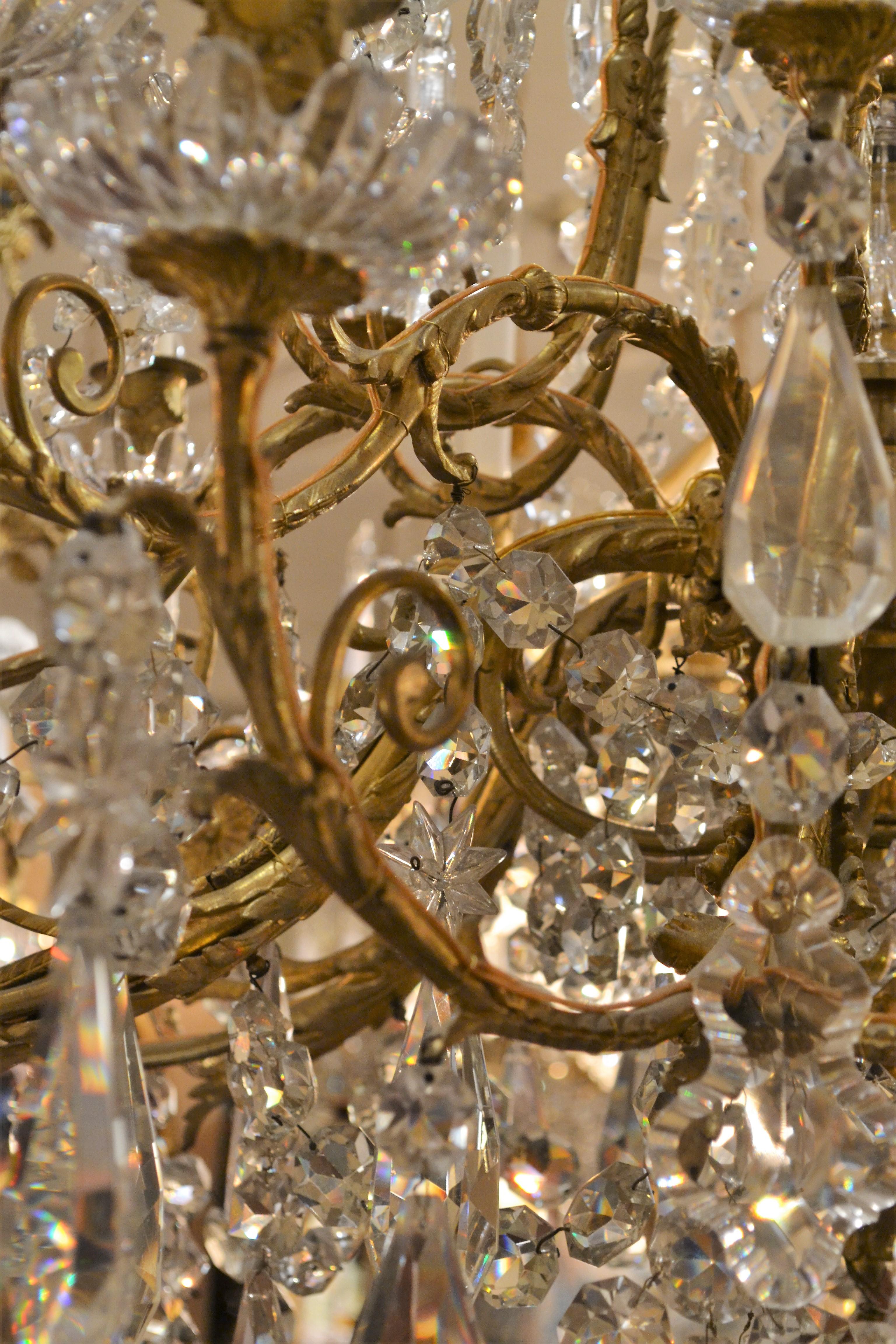 Antiker französischer Baccarat-Kristall und Bronze Dore 30-Licht-Kronleuchter im Angebot 1