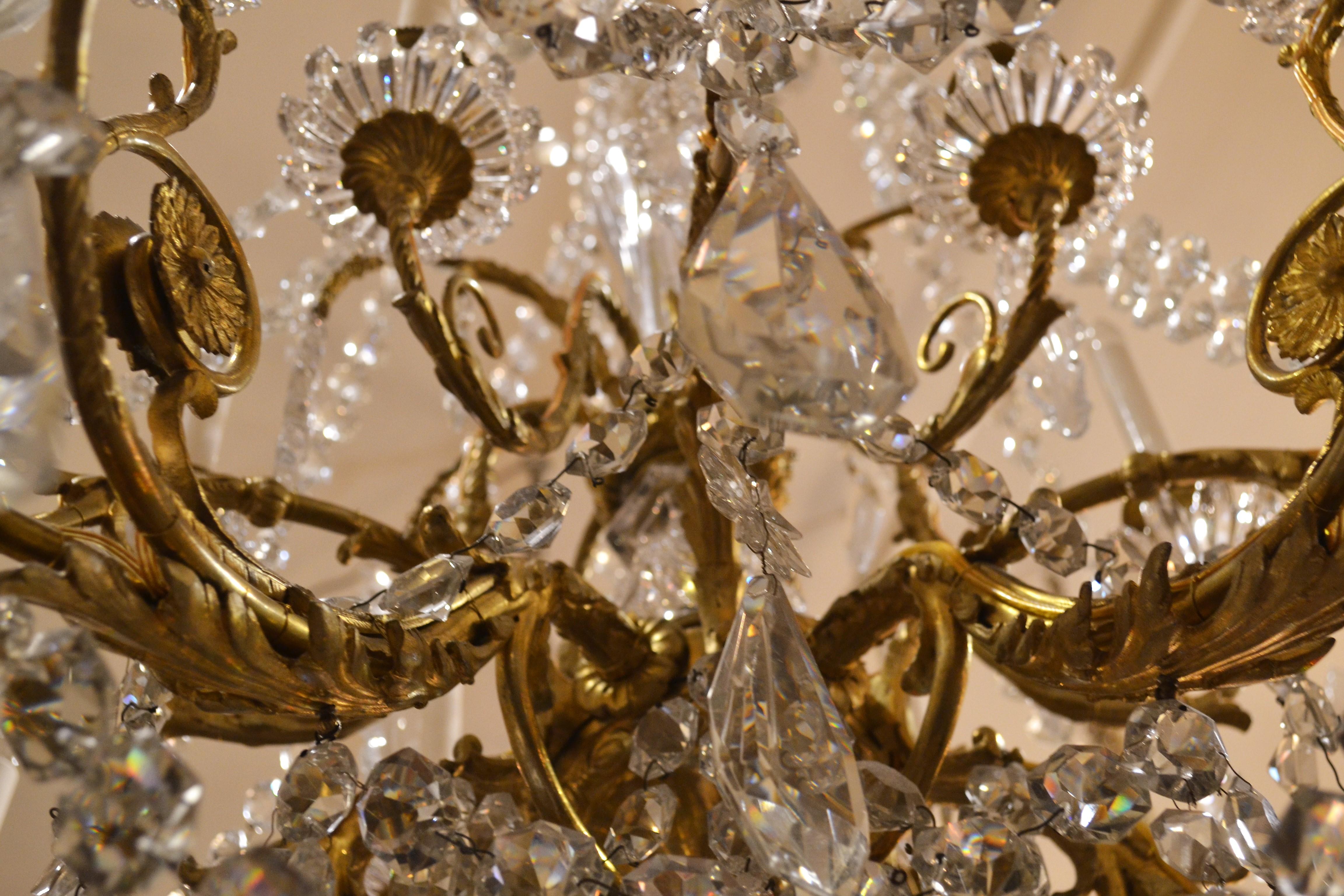 Antiker französischer Baccarat-Kristall und Bronze Dore 30-Licht-Kronleuchter im Angebot 3