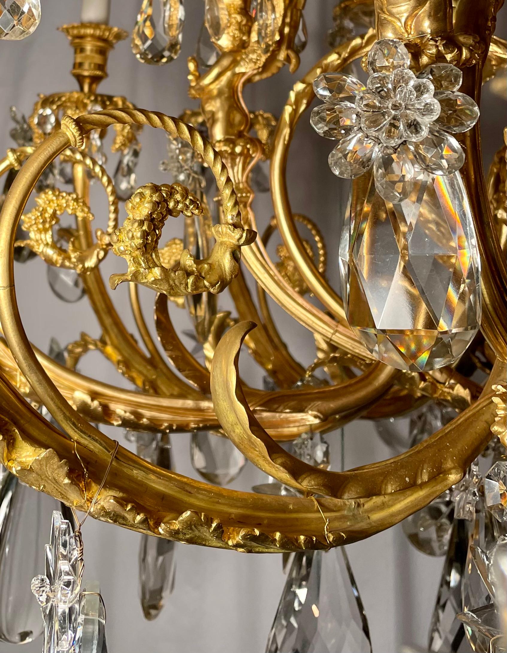 Antique French Baccarat Crystal and Bronze D'ore 16 Light Chandelier, circa 1890.  
Keil's Antiques collaborerà con l'acquirente di questo lampadario per le spese di imballaggio e spedizione.