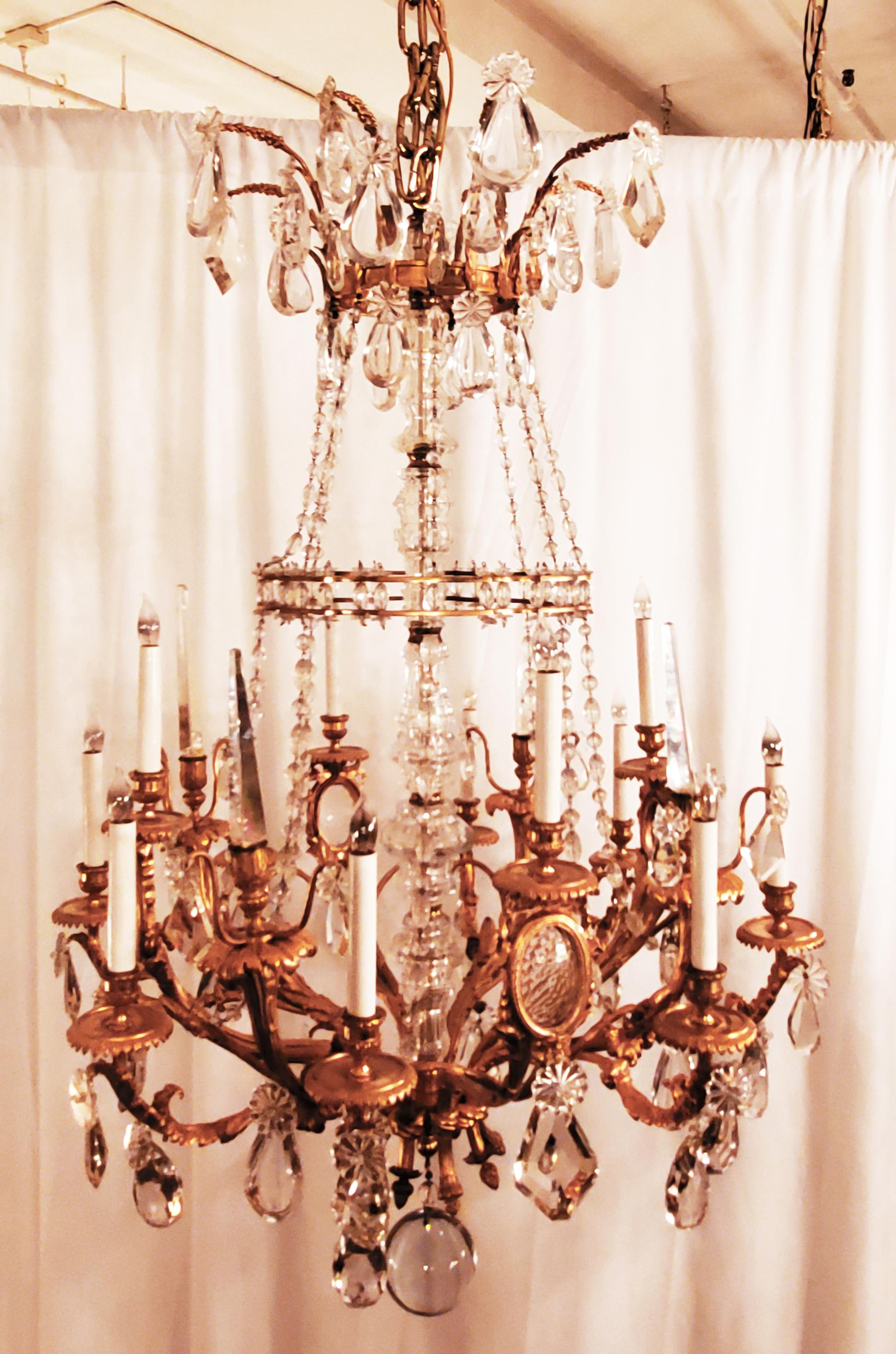 Un lustre d'époque magnifiquement drapé et stylisé.