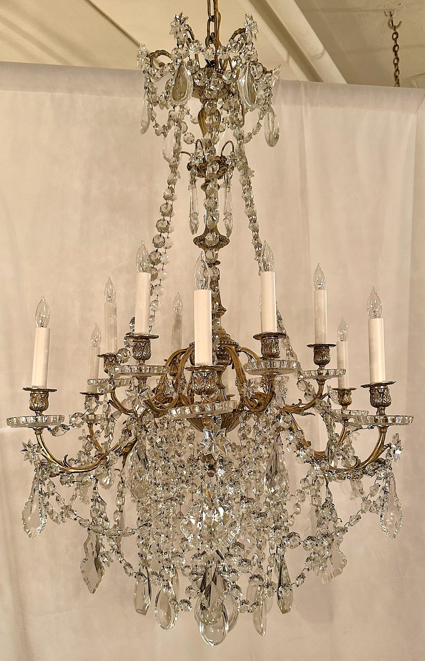 Français Lustre ancien en cristal de Baccarat et bronze doré à 12 lumières, circa 1895. en vente
