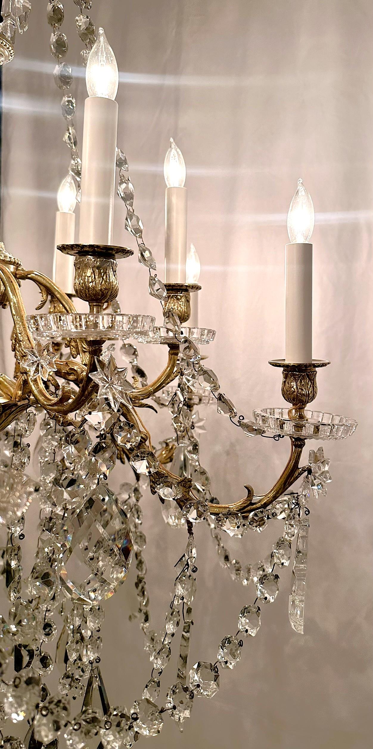 XIXe siècle Lustre ancien en cristal de Baccarat et bronze doré à 12 lumières, circa 1895. en vente