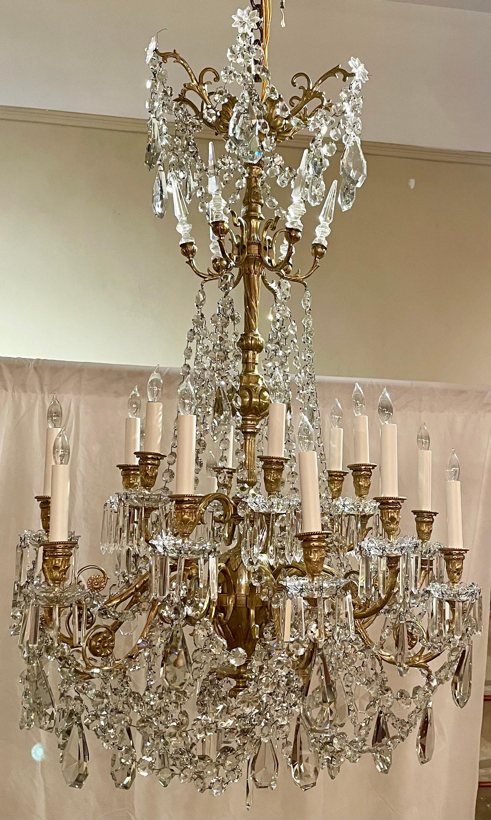 Raffinato lampadario antico francese in cristallo Baccarat e ormolu, circa 1880-1890.