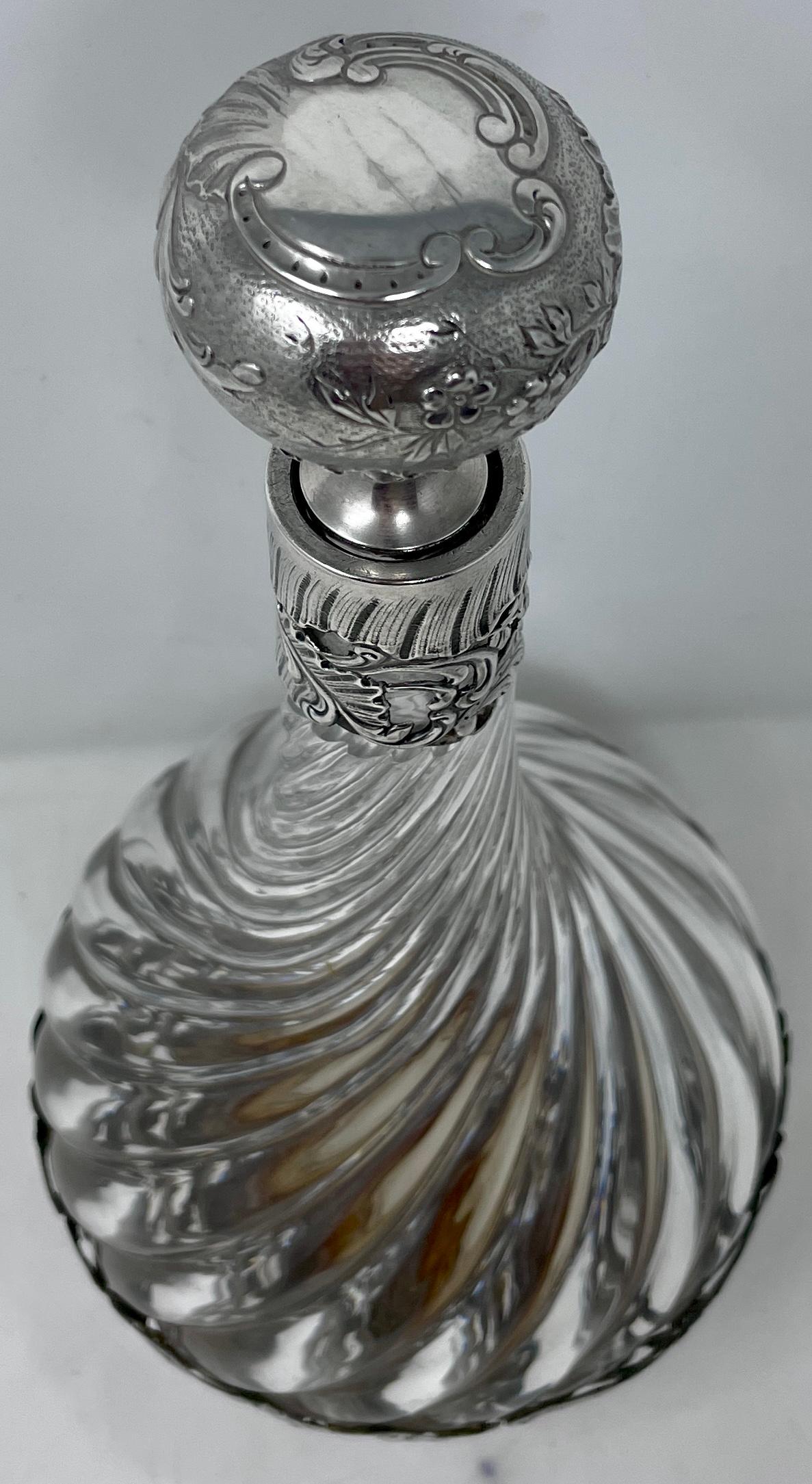 Antike französische Flasche aus geschliffenem Baccarat-Kristall mit Silberauflage, ca. 1825-1835.