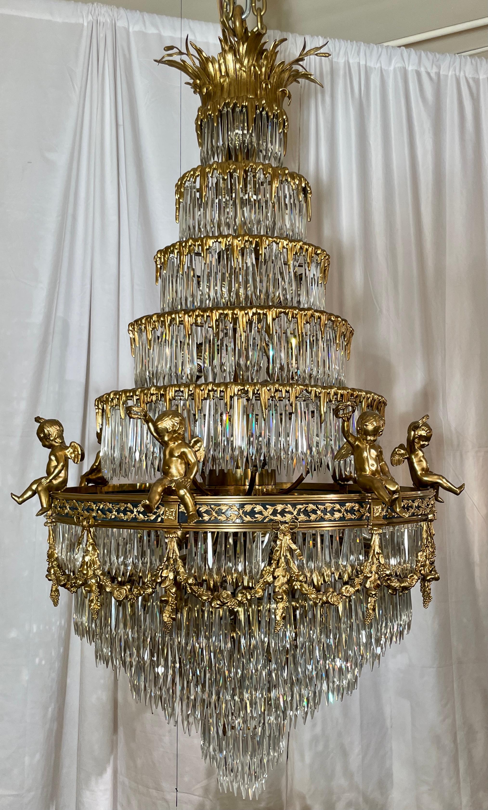 Grand antike Französisch Baccarat Kristall und Bronze D 'Ore Wasserfall Design Kronleuchter, ca. 1880-1890.
Feinste Gold-Bronze-Figuren und Reittiere.