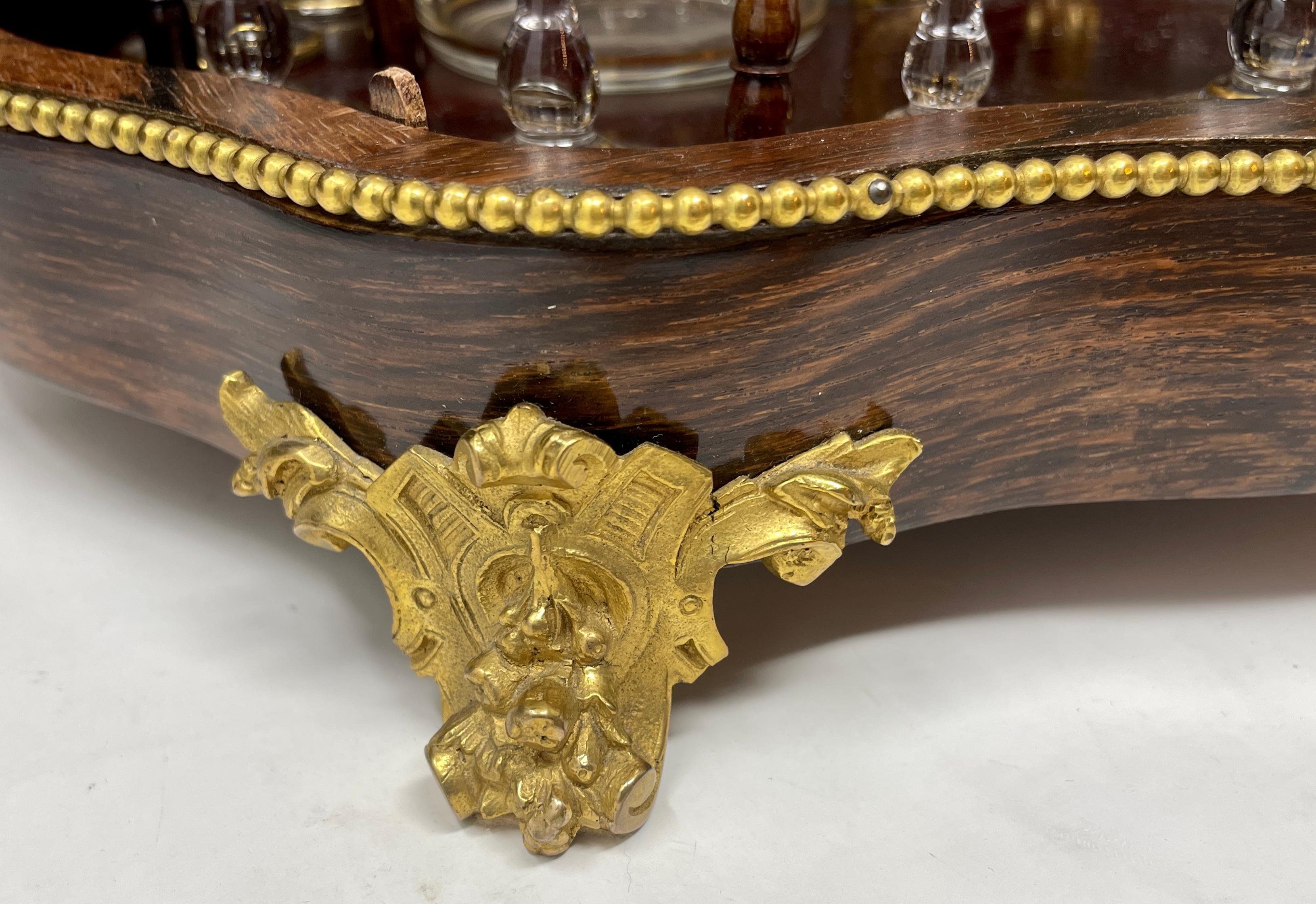 Ancienne Cave À Liqueur en cristal de Baccarat dans un coffret en bois satiné circa 1885-1890 Bon état - En vente à New Orleans, LA