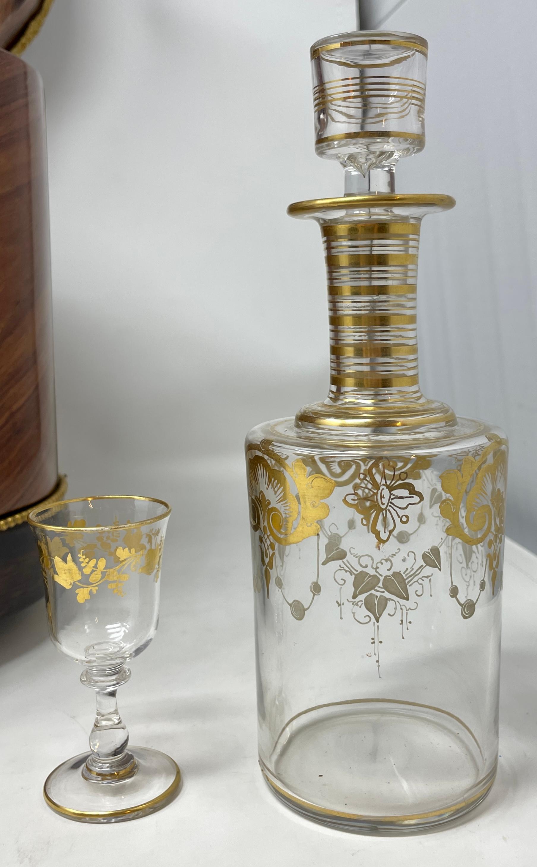 XIXe siècle Ancienne Cave À Liqueur en cristal de Baccarat dans un coffret en bois satiné circa 1885-1890 en vente