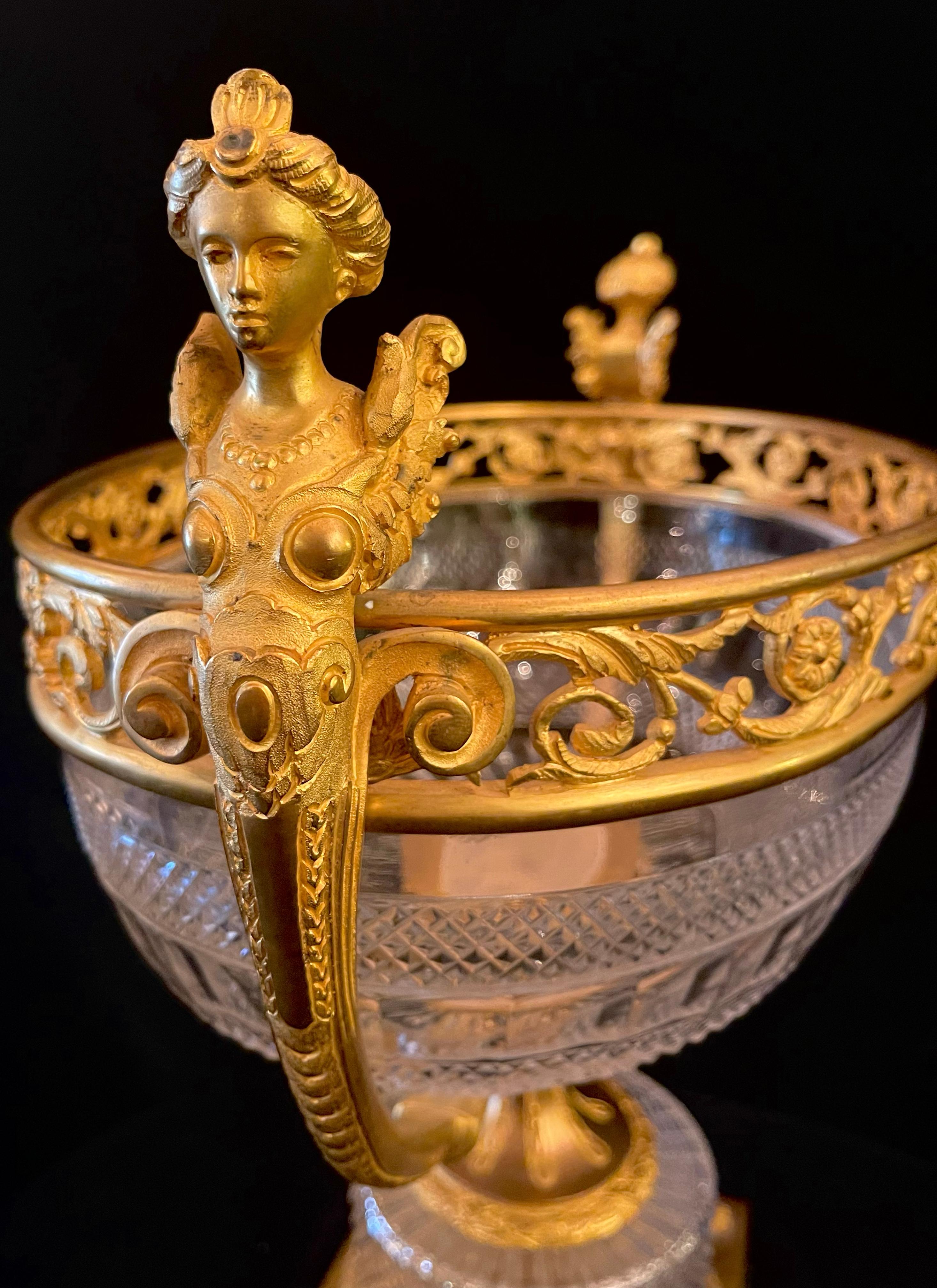 Centro de Mesa Antiguo Francés Baccarat Estilo Luis XVI de Bronce Dorado y Cristal Tallado en venta 7