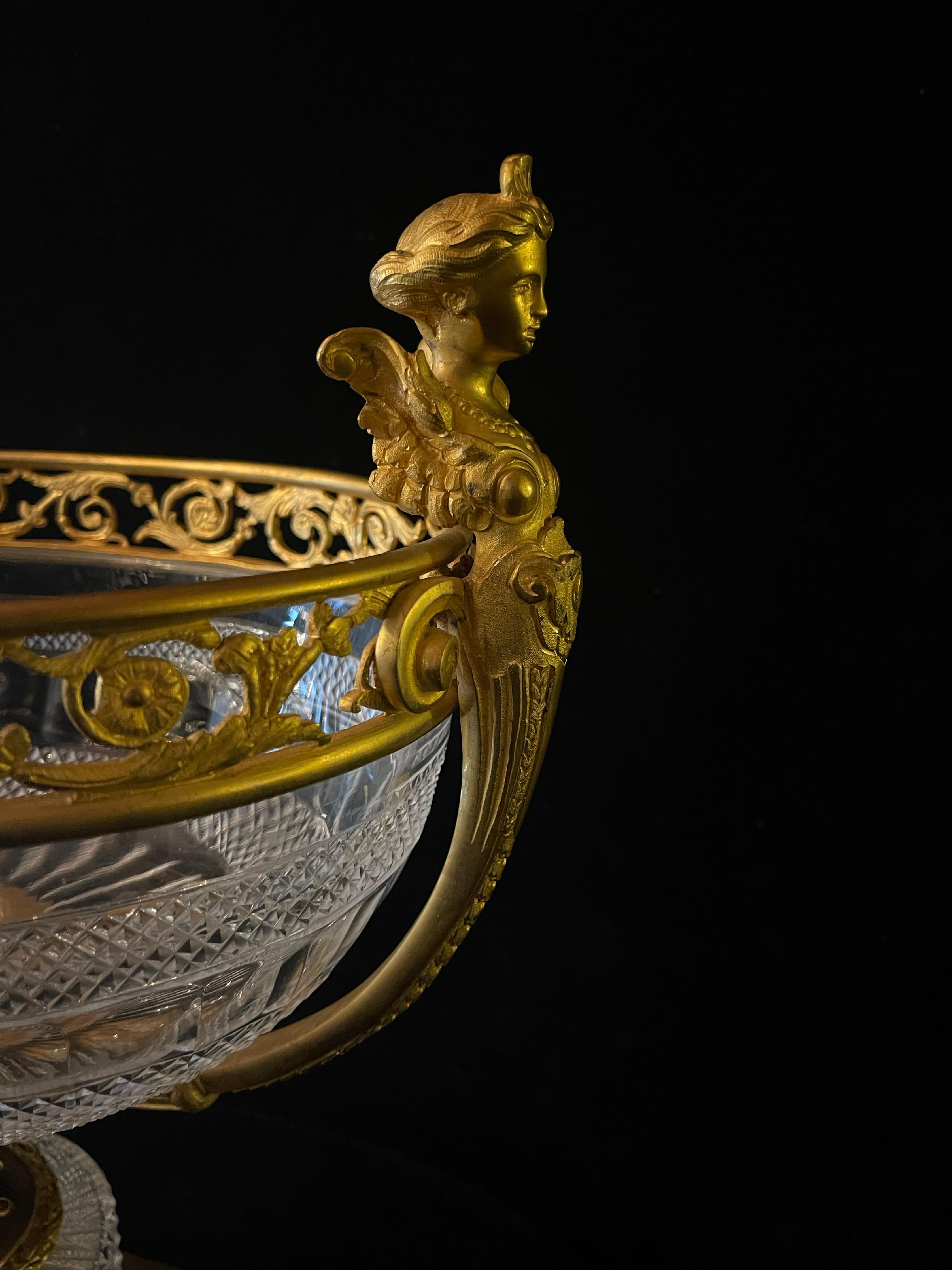 Centro de Mesa Antiguo Francés Baccarat Estilo Luis XVI de Bronce Dorado y Cristal Tallado en venta 8