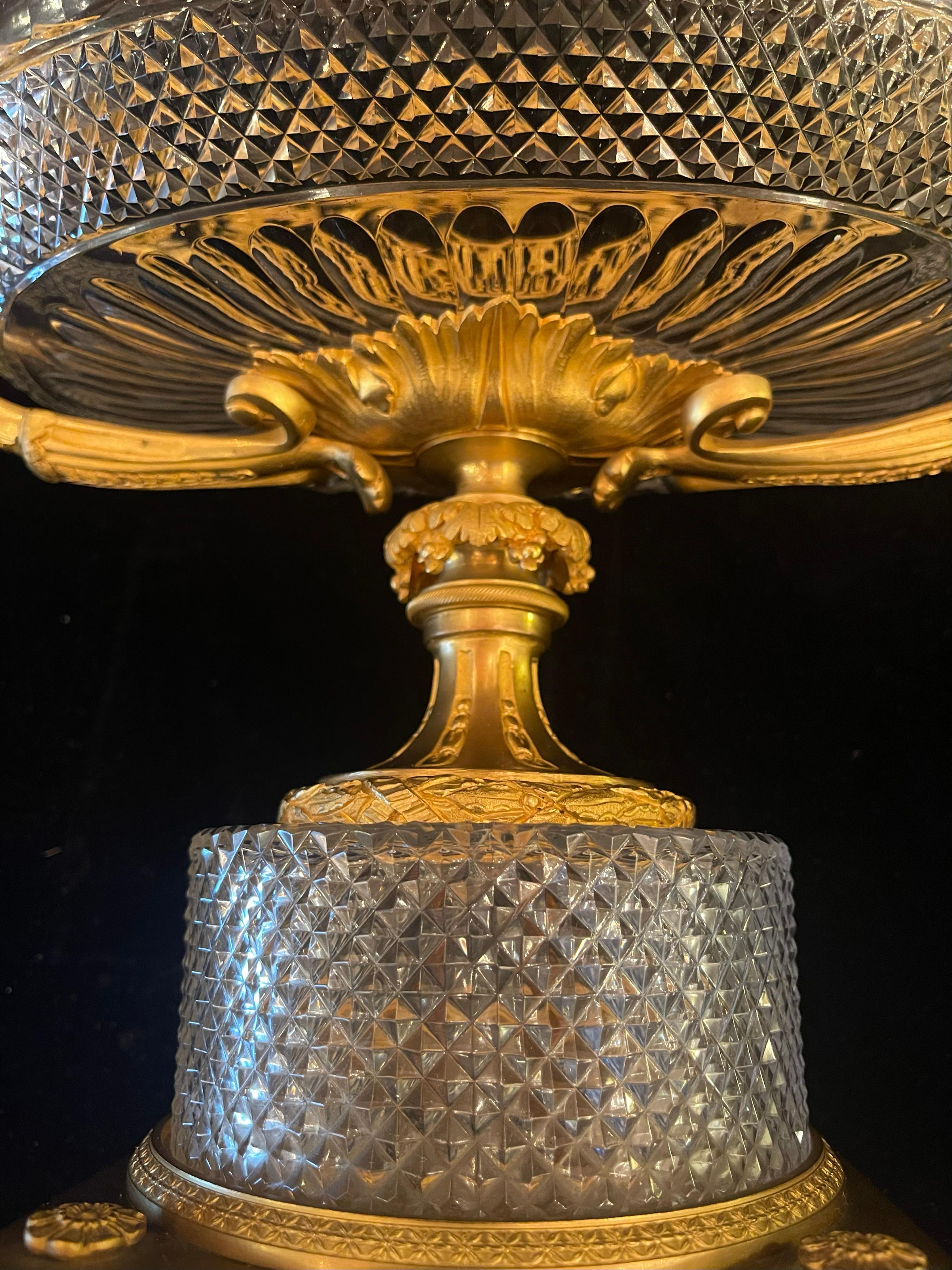 Centro de Mesa Antiguo Francés Baccarat Estilo Luis XVI de Bronce Dorado y Cristal Tallado en venta 9