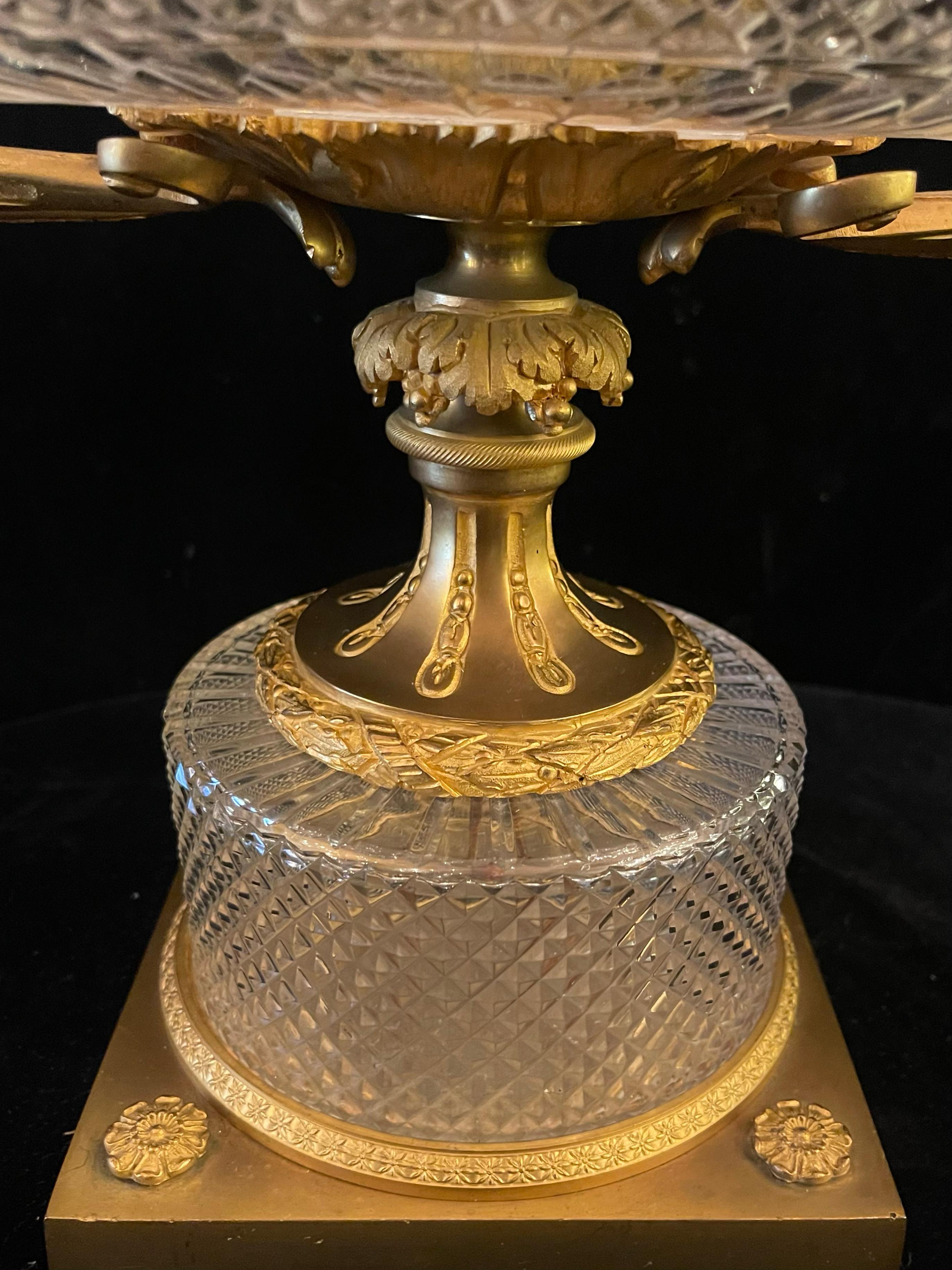 Centro de Mesa Antiguo Francés Baccarat Estilo Luis XVI de Bronce Dorado y Cristal Tallado en venta 10