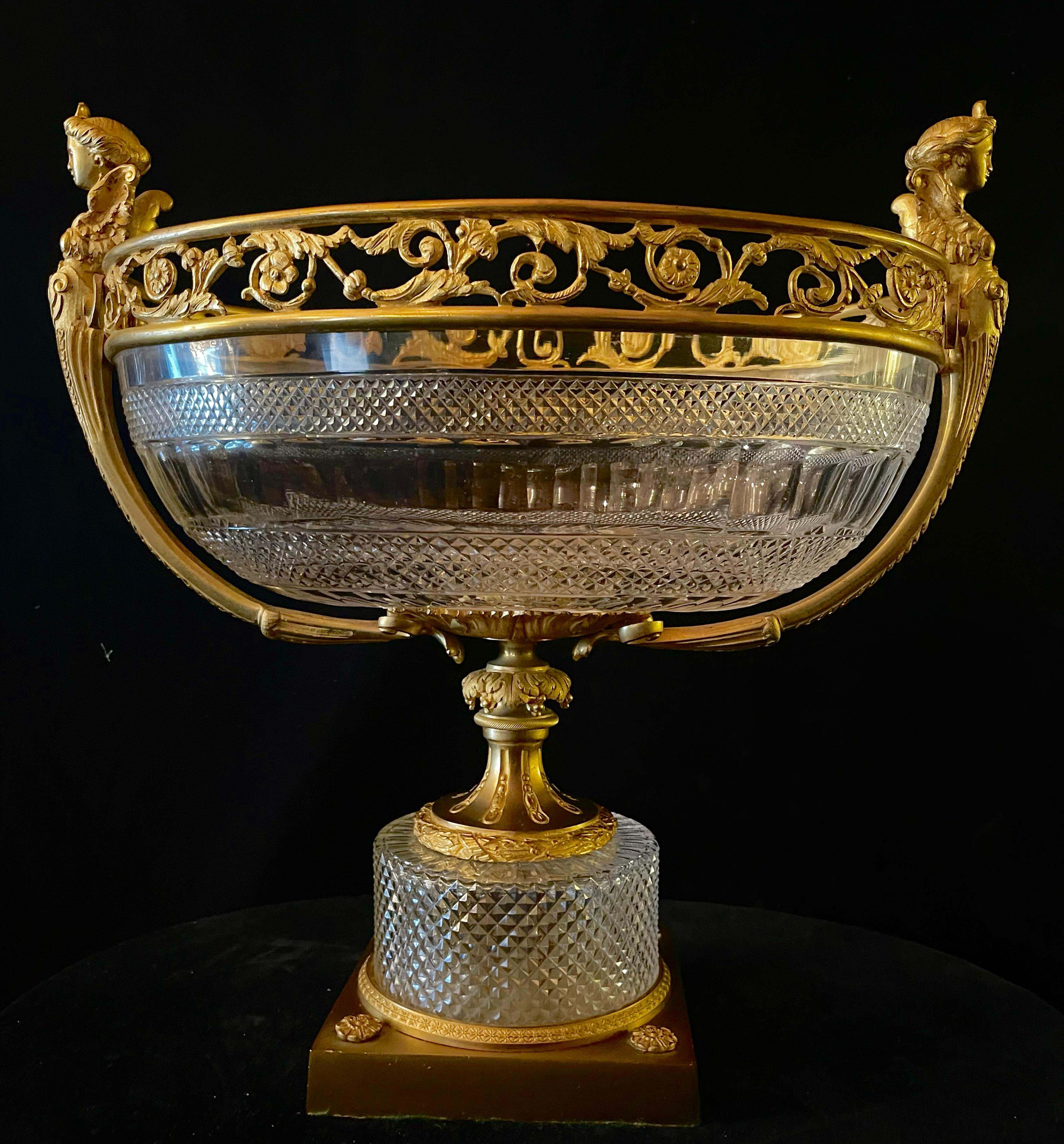Centro de Mesa Antiguo Francés Baccarat Estilo Luis XVI de Bronce Dorado y Cristal Tallado en Bueno estado para la venta en New York, NY