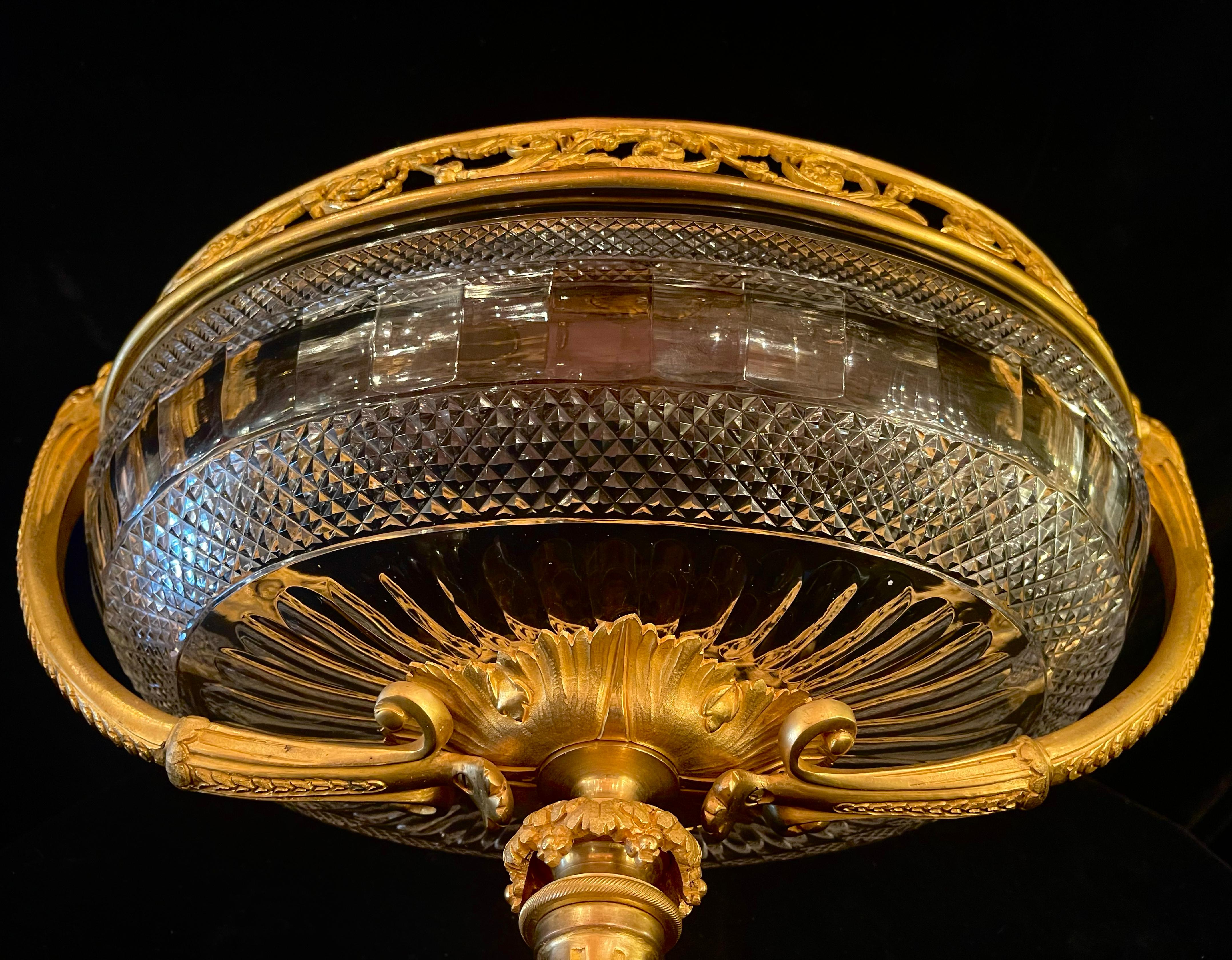 Centro de Mesa Antiguo Francés Baccarat Estilo Luis XVI de Bronce Dorado y Cristal Tallado en venta 3
