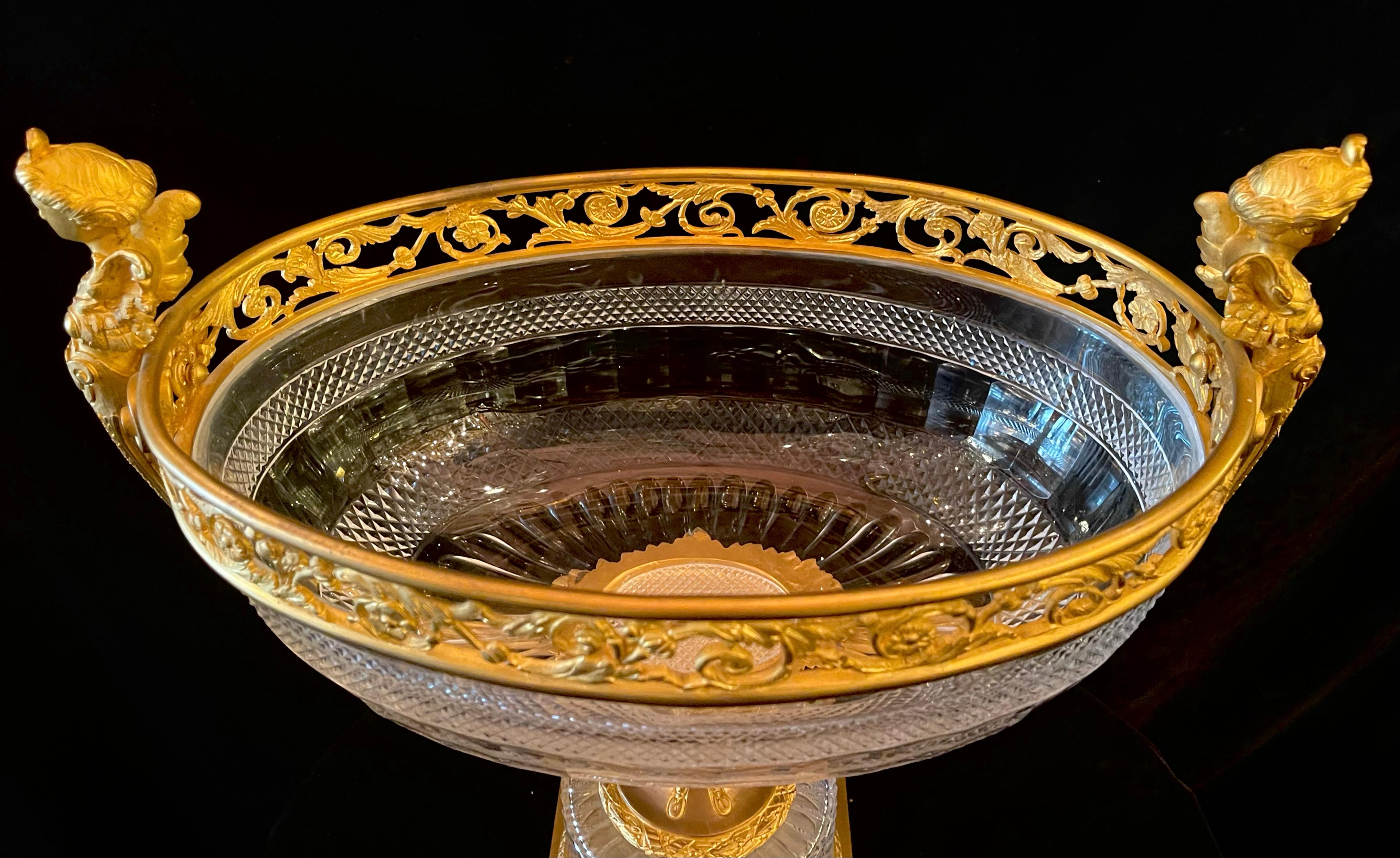 Centro de Mesa Antiguo Francés Baccarat Estilo Luis XVI de Bronce Dorado y Cristal Tallado en venta 4