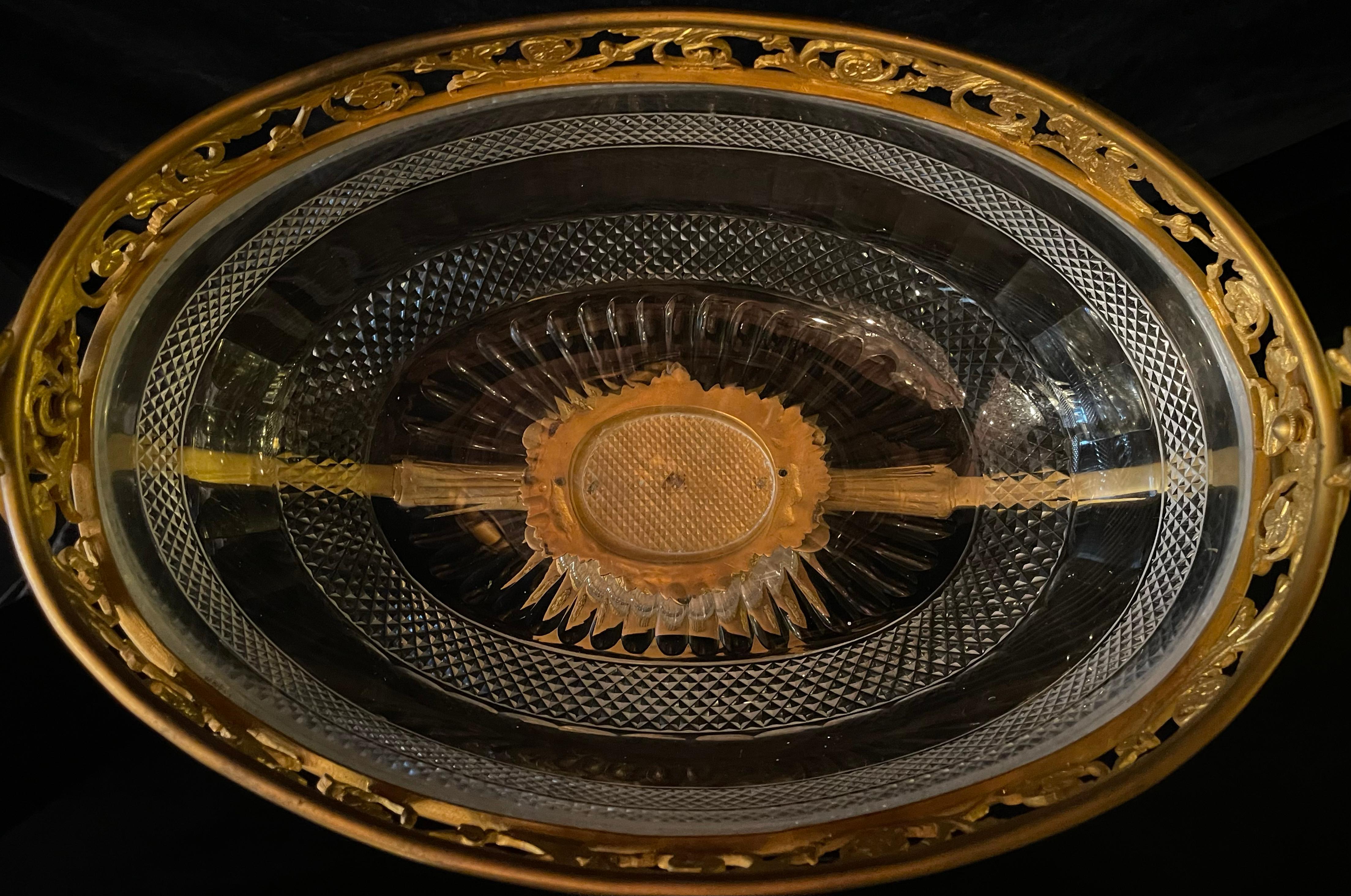 Centro de Mesa Antiguo Francés Baccarat Estilo Luis XVI de Bronce Dorado y Cristal Tallado en venta 5