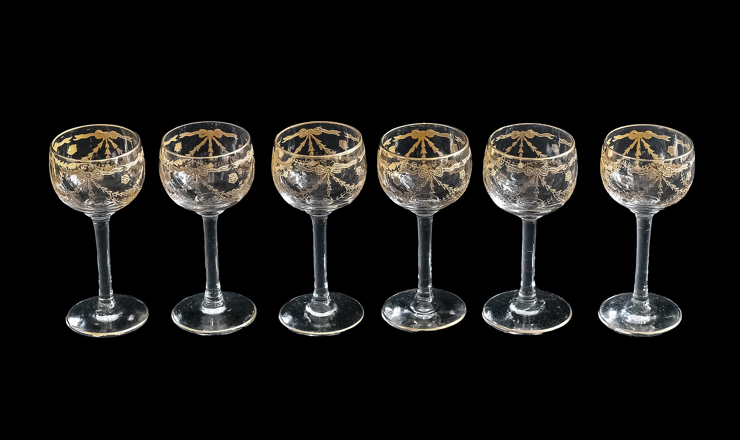 Der Satz von 6 Stück Französisch Baccarat / Saint Louis Likörgläser aus 1900's.
Jedes Glas ist geätzt und handbemalt, mit goldenen Blumengirlanden und vergoldeten Zierleisten durch das Glas.
Der Kristall gibt einen sehr hellen Klang ab. 

