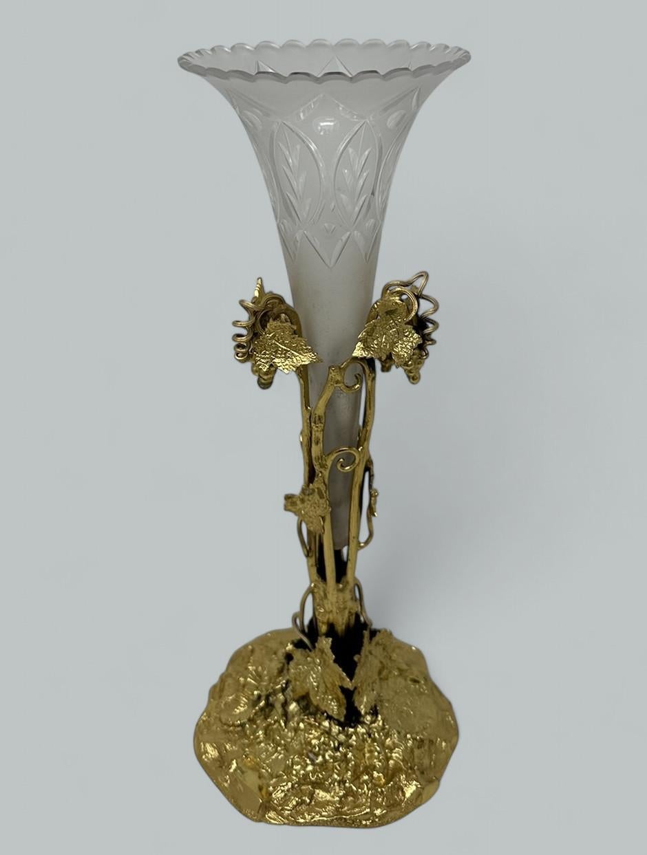Vittoriano Antique French Baccarat stile Ormolu Trumpet Cornet Vase Urn Centerpiece 19th Ct in vendita