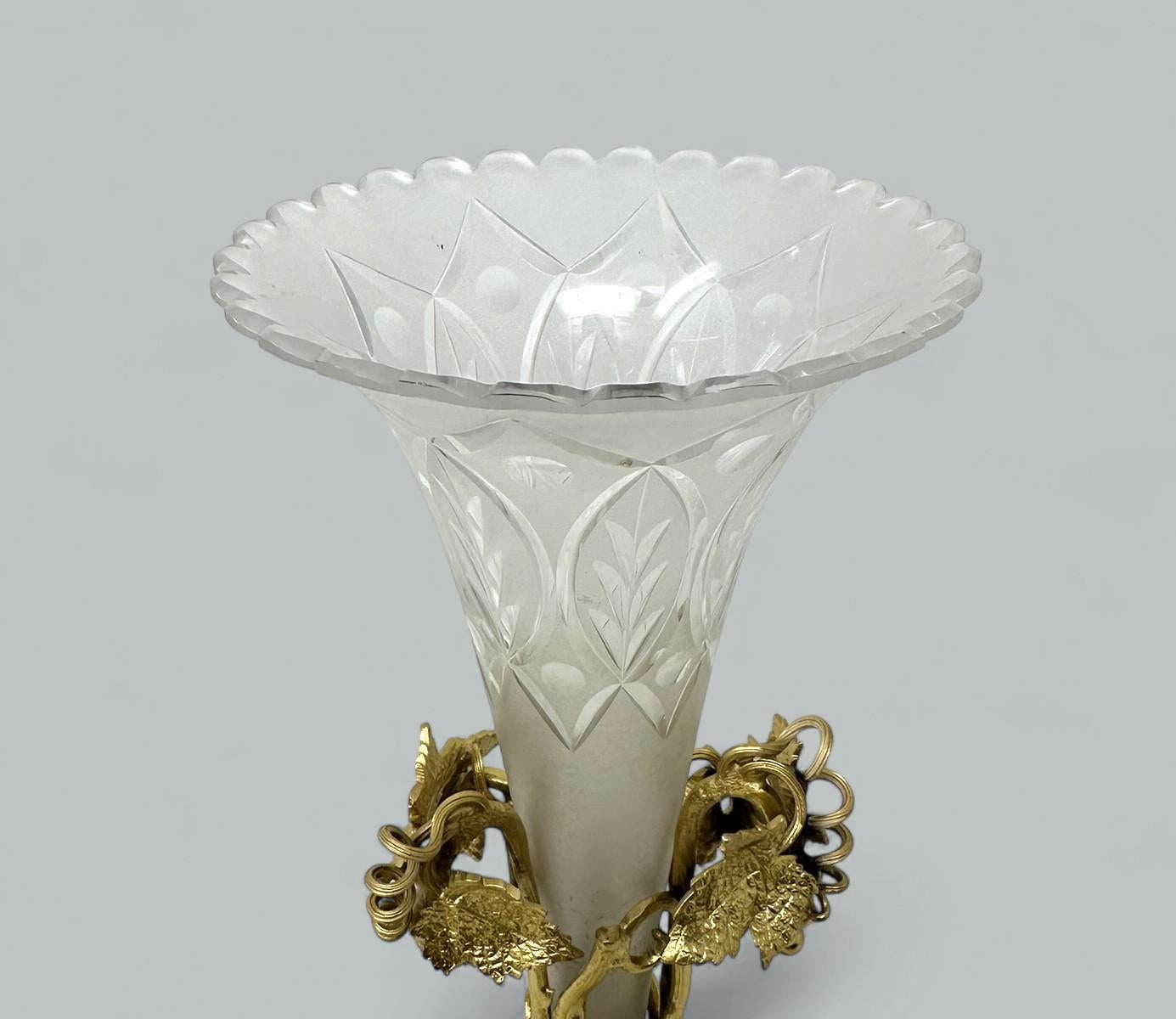Antique French Baccarat stile Ormolu Trumpet Cornet Vase Urn Centerpiece 19th Ct In condizioni buone in vendita a Dublin, Ireland