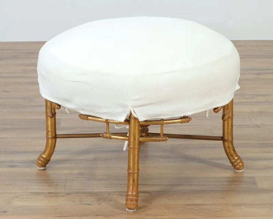 Joli tabouret ancien en bois doré en forme de bambou. Jolie patine et fleuron décoratif au centre. Charmant ! Circa 1880.
18h x 22w