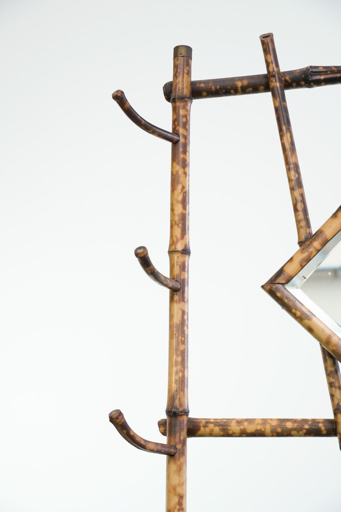 Antiguo perchero francés de bambú con espejo y paragüero en venta 3