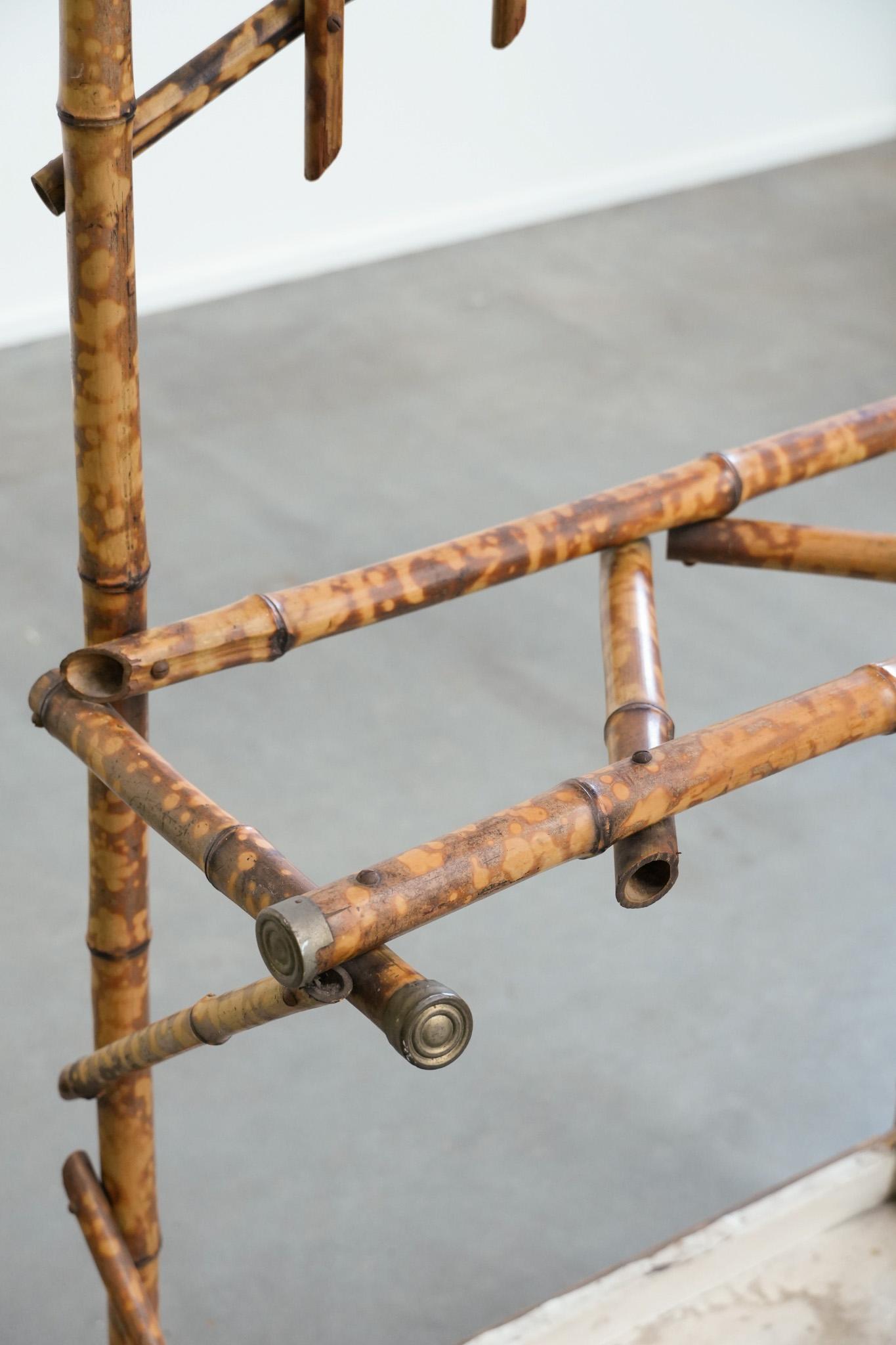 Antiguo perchero francés de bambú con espejo y paragüero en venta 5