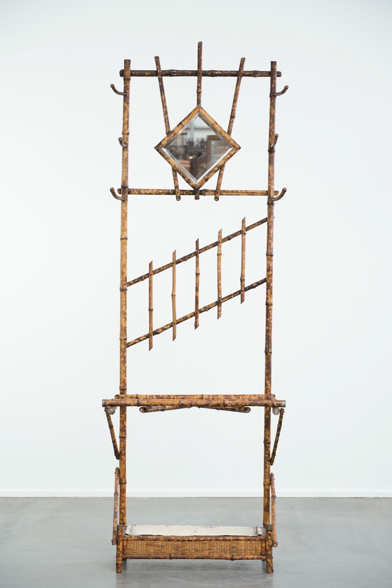 Añade ambiente y carácter a tu vestíbulo o entrada con este bonito perchero antiguo de imitación de bambú. Un artículo único y funcional que combina a la perfección estilo y uso práctico. Cuenta con un encantador espejo y un paragüero con bandeja
