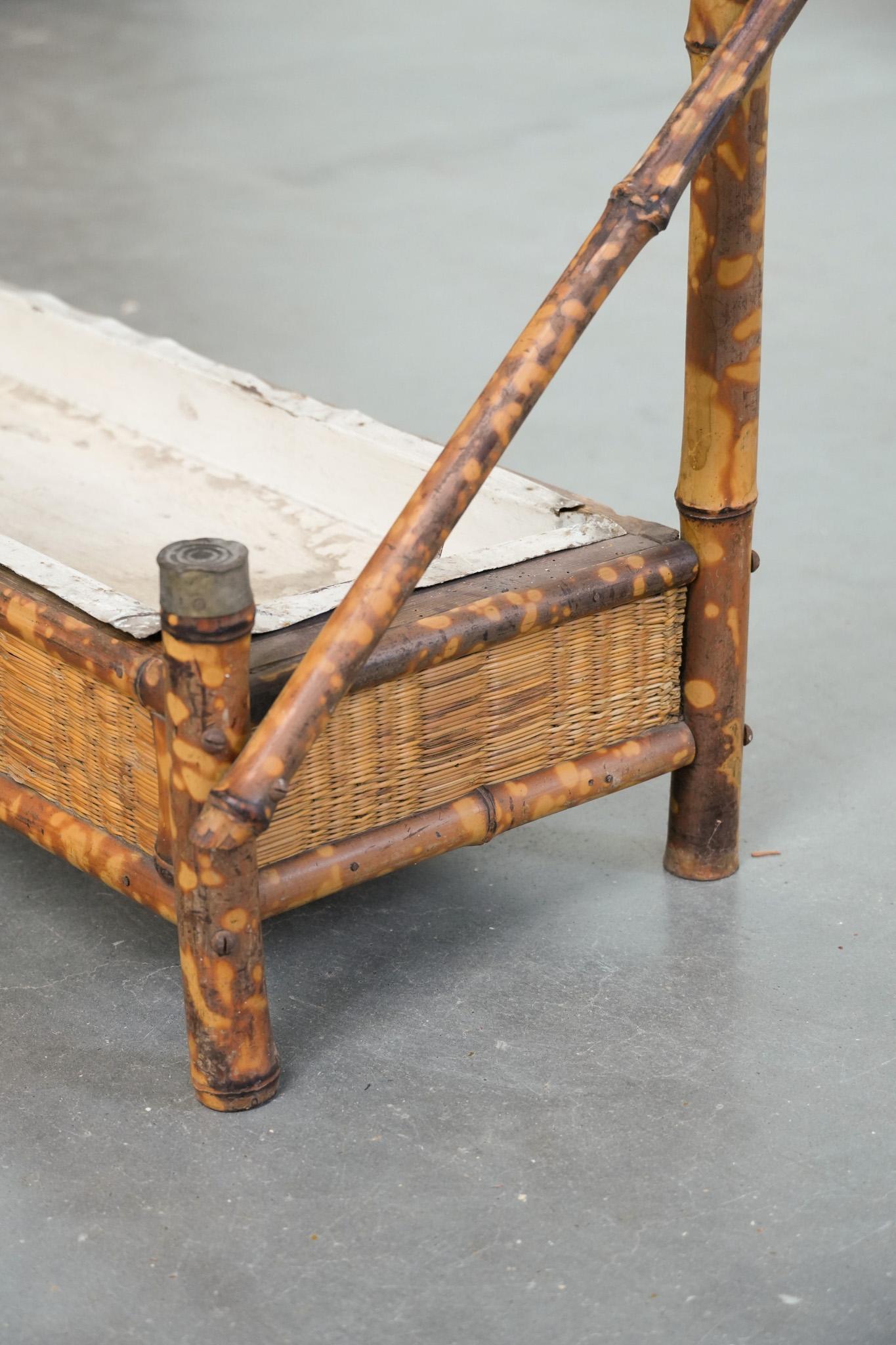 Antiguo perchero francés de bambú con espejo y paragüero bambú de imitación en venta