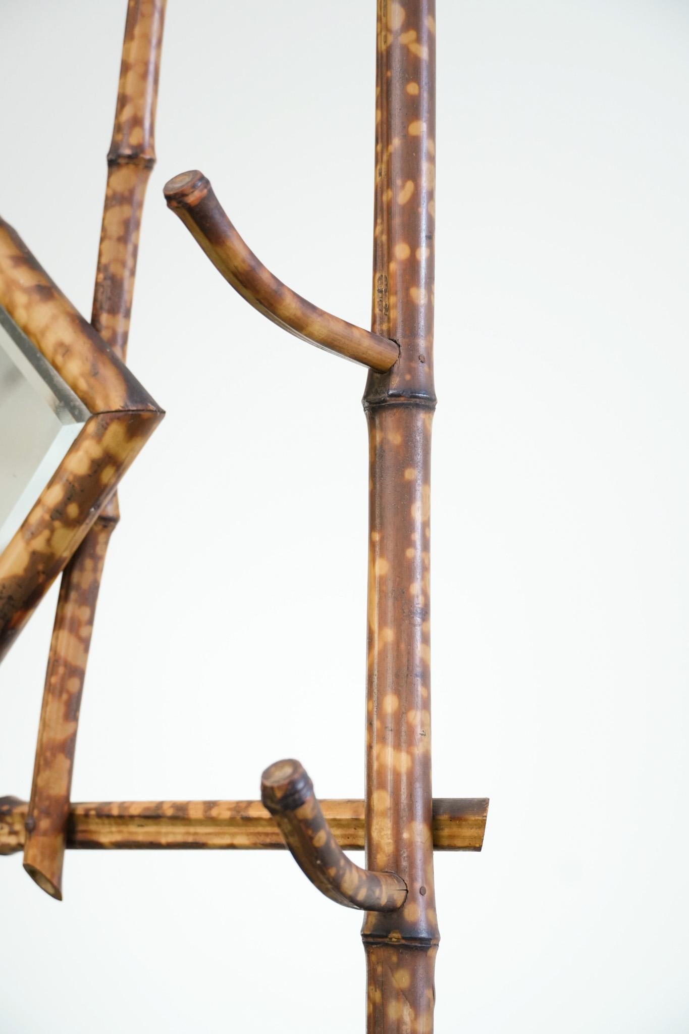 Antiguo perchero francés de bambú con espejo y paragüero en venta 1