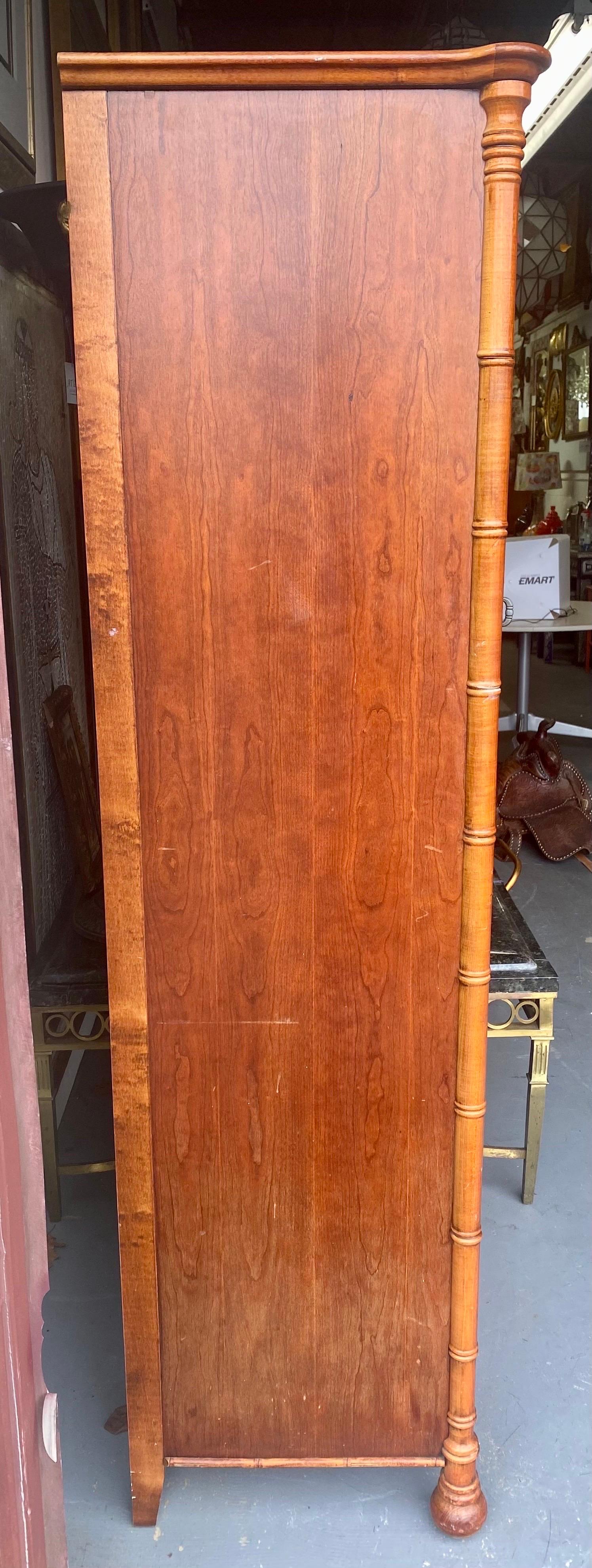 Armoire ou penderie ancienne en bambou à une porte et trois tiroirs 4
