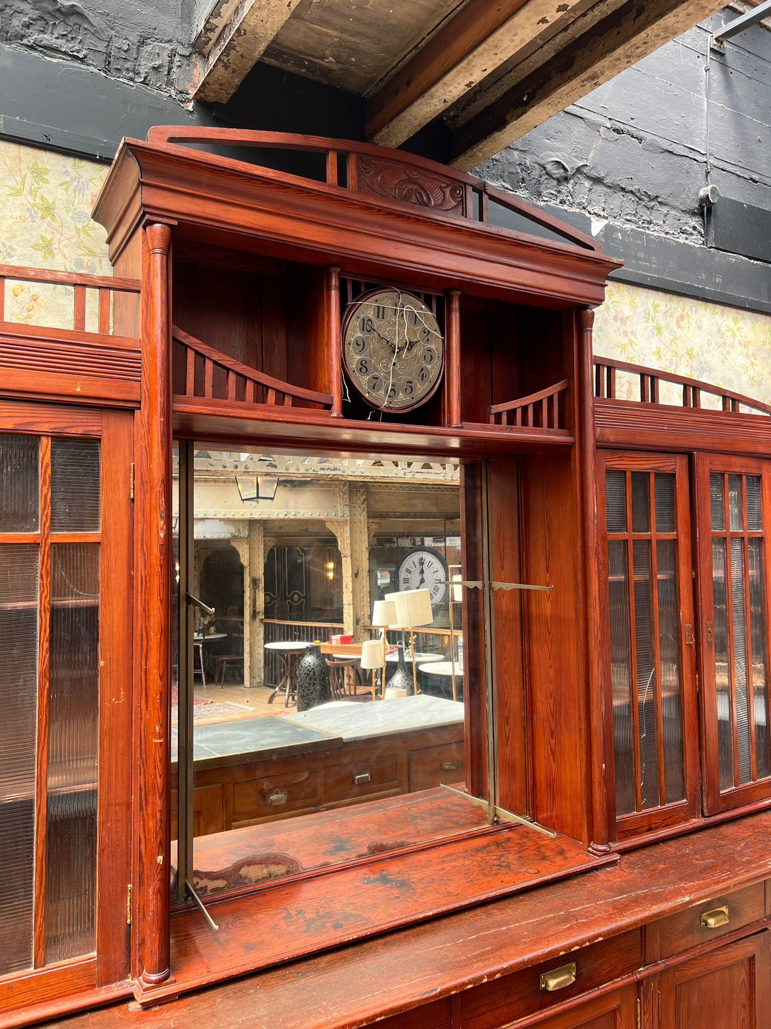 Antique French Bar Counter with Back Bar, Early 20th Century In Good Condition For Sale In TOURCOING, FR