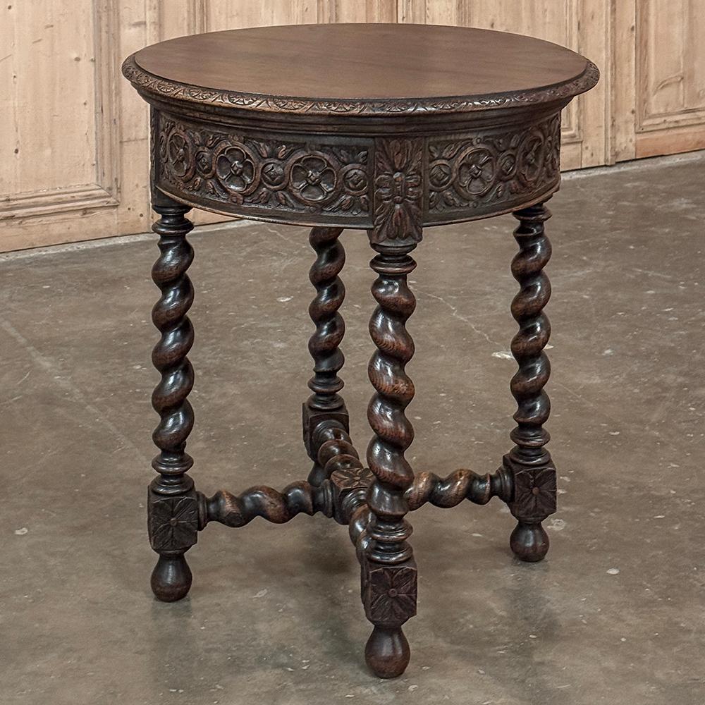 La table d'extrémité ronde en orge torsadé est le choix parfait pour un groupe de sièges confortable, comme support de piédestal, ou comme compagnon de chevet.  Ajoutant une touche classique à l'ancien monde, il a été façonné en chêne massif ancien