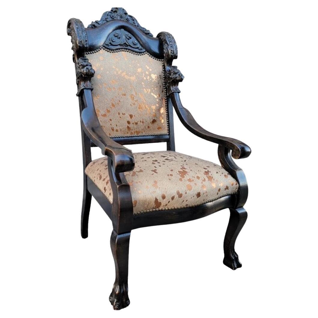 Ancienne chaise trône de cheminée baroque française en acajou sculpté, nouvellement tapissée