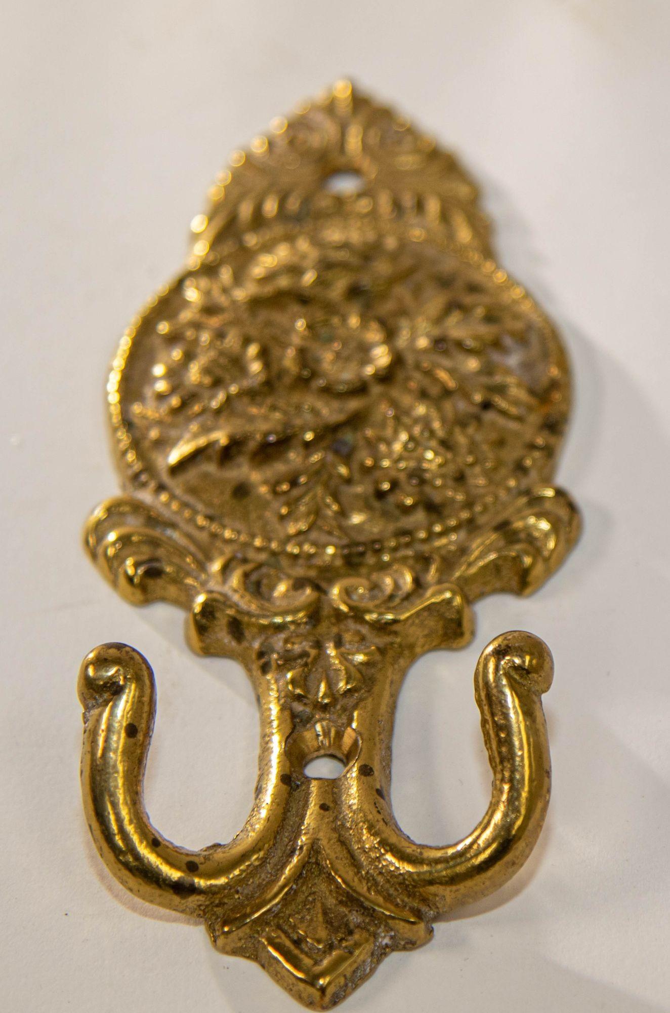 Antique French Baroque Cast Brass Floral Wall Hook Decor In Good Condition In North Hollywood, CA