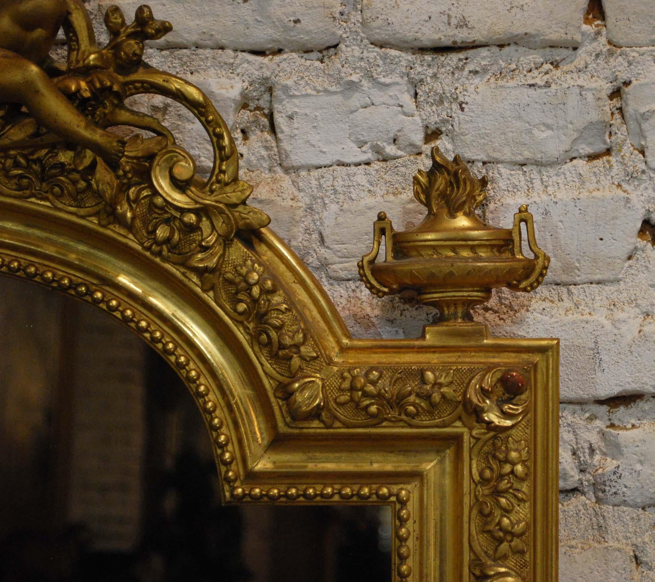Miroir baroque français ancien en bois doré avec putti ou chérubins en crête en vente 4