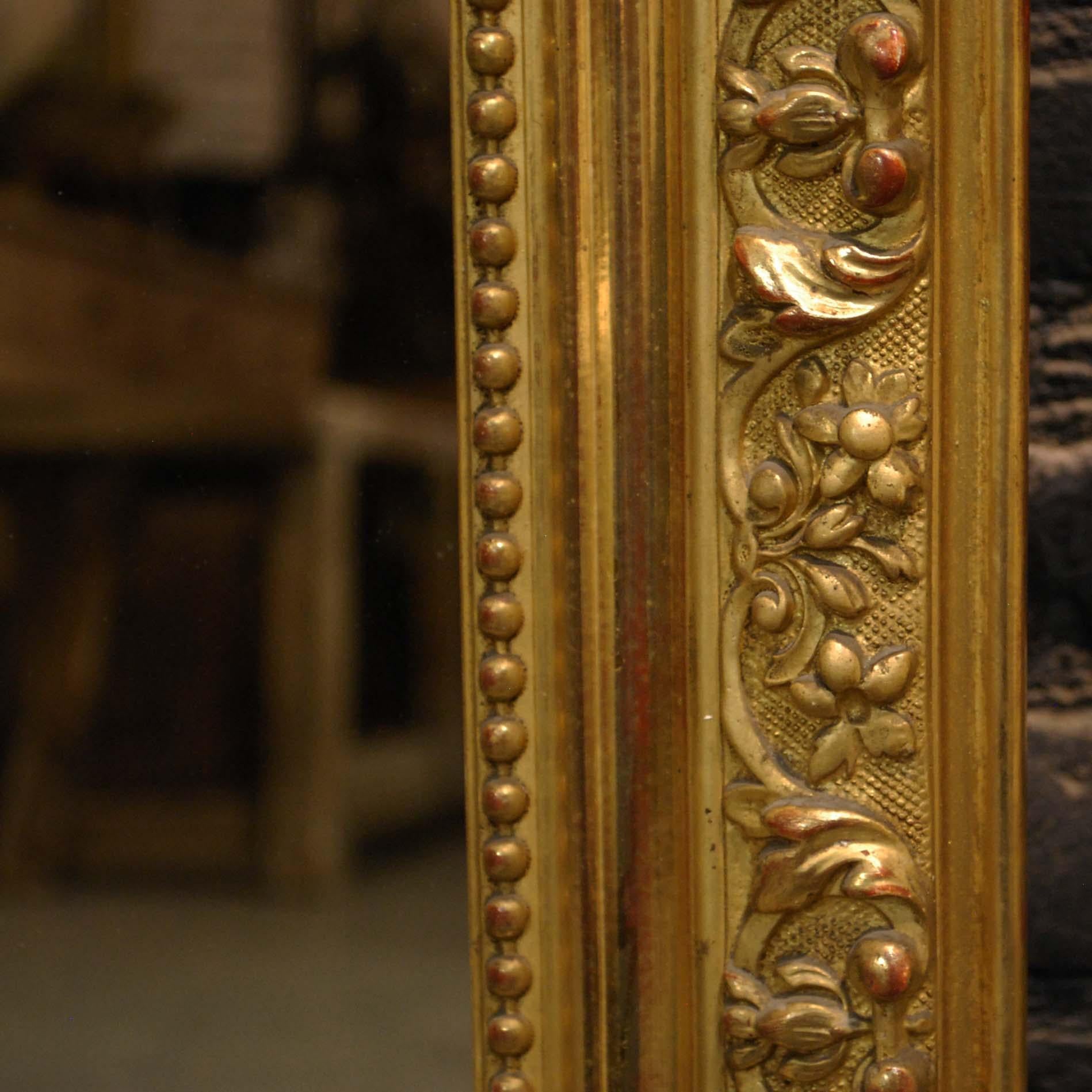 Miroir baroque français ancien en bois doré avec putti ou chérubins en crête en vente 5